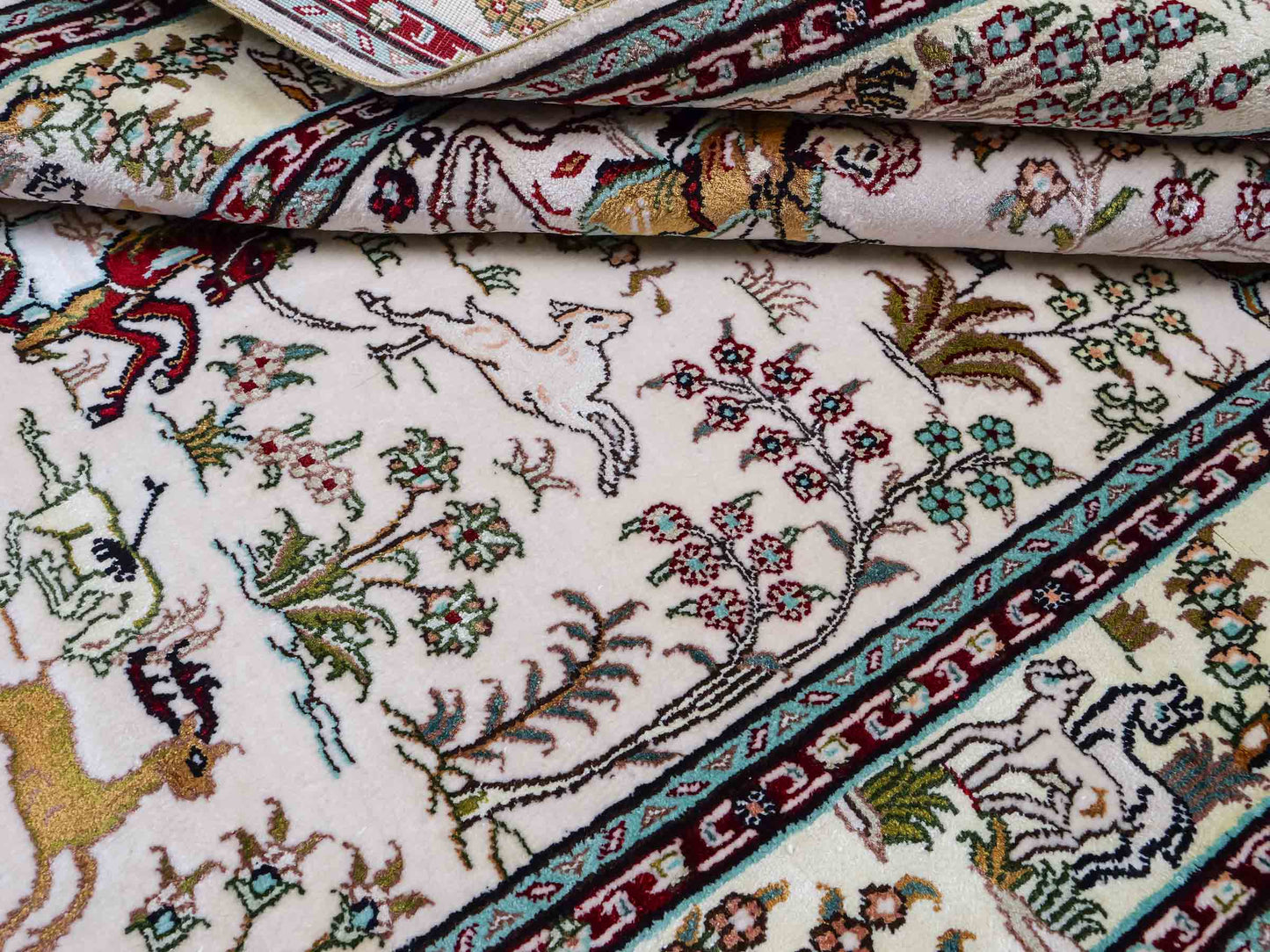 Feiner, handgeknüpfter, chinesischer Orientteppich mit Ghom Design aus Kunstseide, weiß, creme. 150x88 cm. Verkauf durch Jupiter Intl.