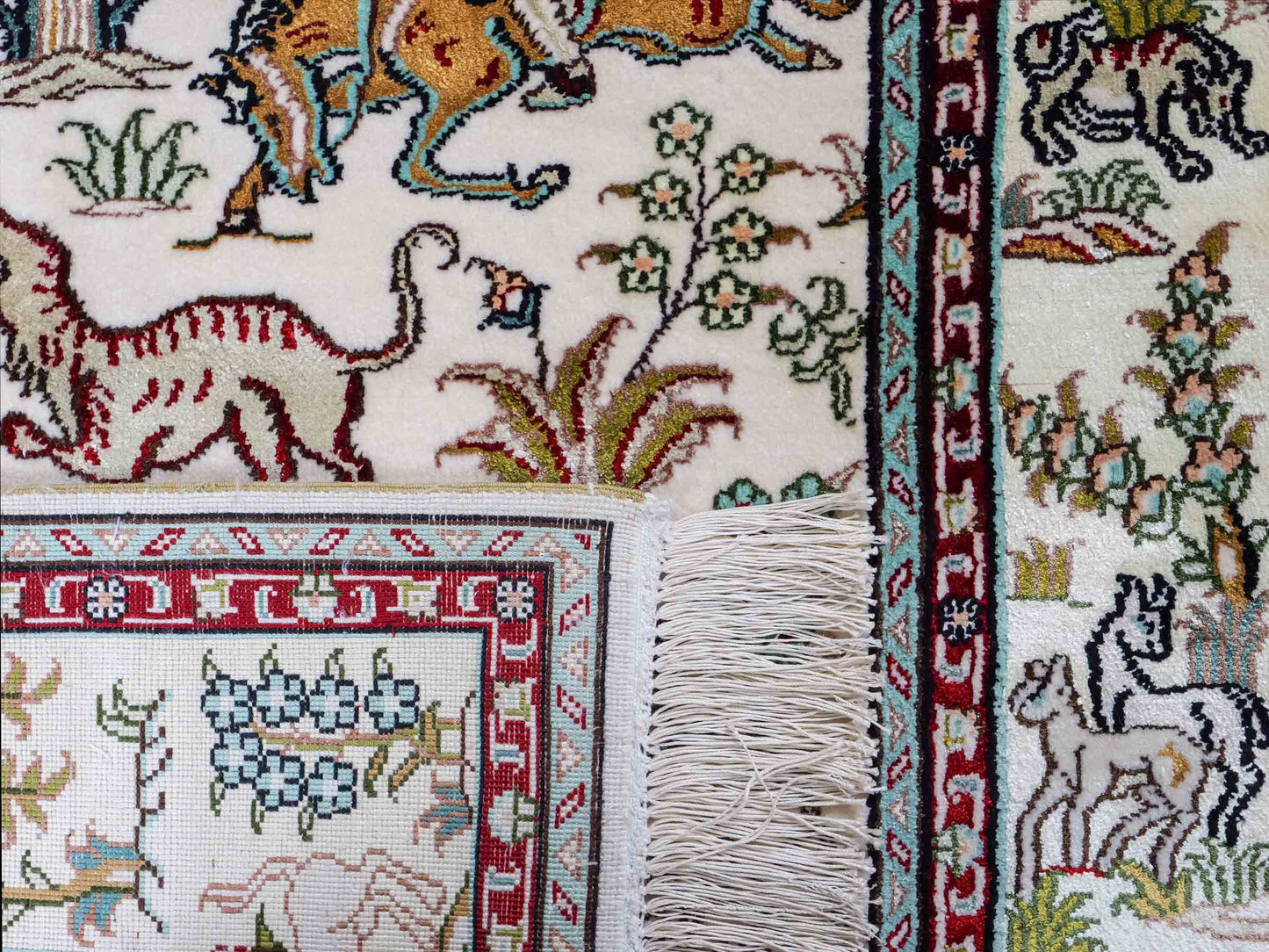 Feiner, handgeknüpfter, chinesischer Orientteppich mit Ghom Design aus Kunstseide, weiß, creme. 150x88 cm. Verkauf durch Jupiter Intl.