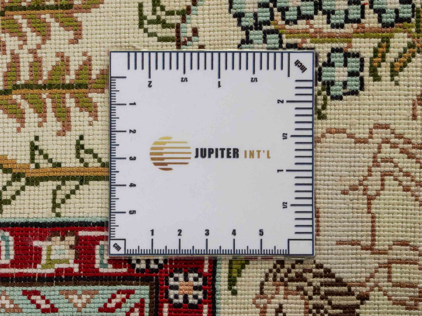 Feiner, handgeknüpfter, chinesischer Orientteppich mit Ghom Design aus Kunstseide, weiß, creme. 150x88 cm. Verkauf durch Jupiter Intl.
