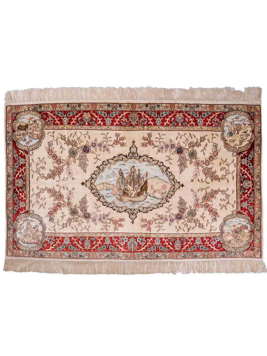 Sehr feiner, handgeknüpfter, chinesischer Orientteppich mit Ghom Design aus Kunstseide, creme, weiß, rot. 153x95 cm. Verkauf durch Jupiter Intl.