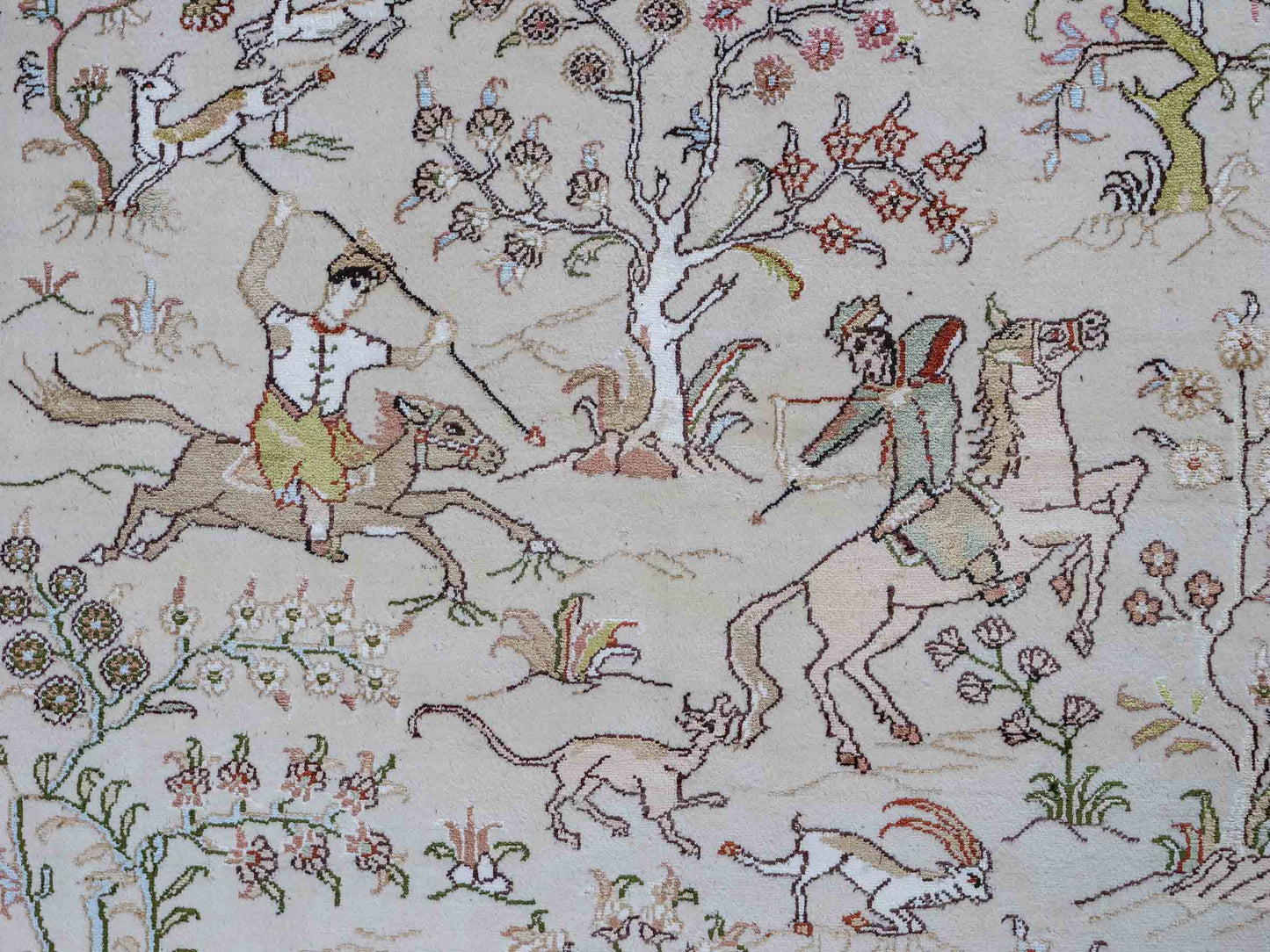 Feiner, handgeknüpfter, chinesischer Orientteppich mit Ghom Design aus Kunstseide, creme, rot, blau. 178x123 cm. Verkauf durch Jupiter Intl.