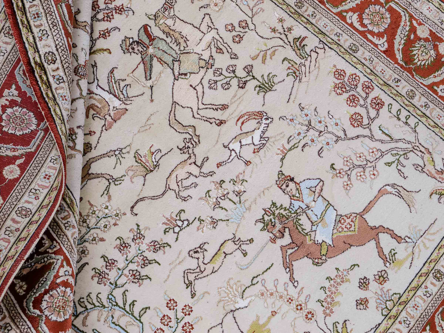 Feiner, handgeknüpfter, chinesischer Orientteppich mit Ghom Design aus Kunstseide, creme, rot, blau. 178x123 cm. Verkauf durch Jupiter Intl.