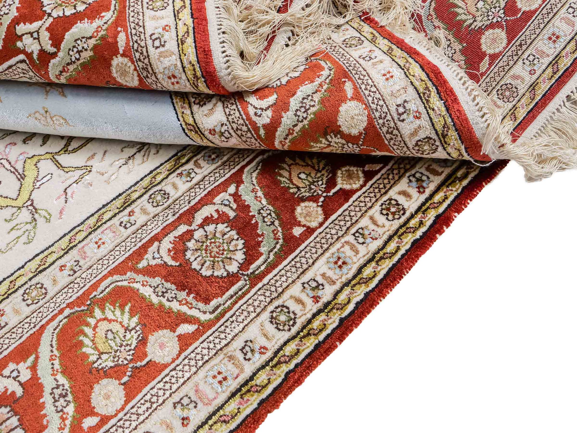 Feiner, handgeknüpfter, chinesischer Orientteppich mit Ghom Design aus Kunstseide, creme, rot, blau. 178x123 cm. Verkauf durch Jupiter Intl.