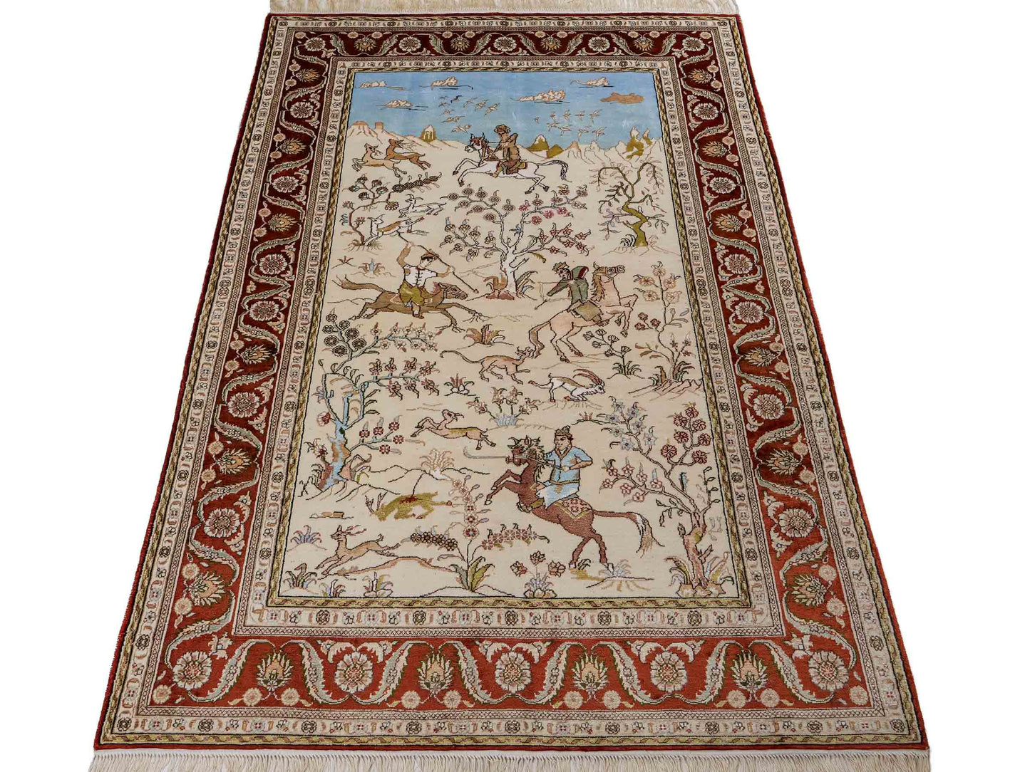 Feiner, handgeknüpfter, chinesischer Orientteppich mit Ghom Design aus Kunstseide, creme, rot, blau. 178x123 cm. Verkauf durch Jupiter Intl.