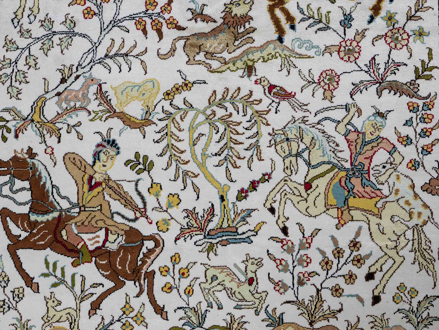Feiner, handgeknüpfter, chinesischer Orientteppich mit Ghom Design aus Kunstseide, weiß, rot, creme. 180x123 cm. Verkauf durch Jupiter Intl.