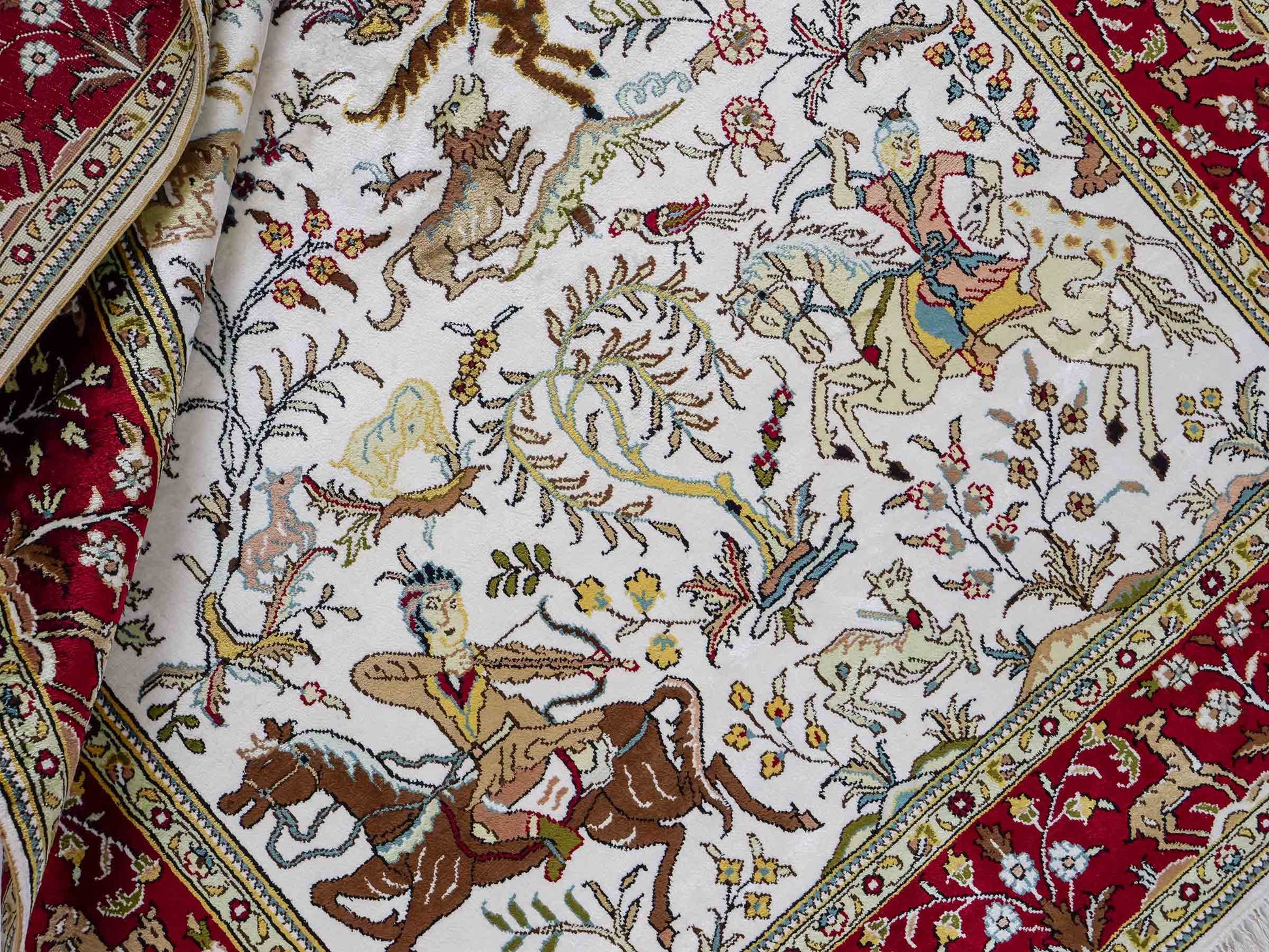 Feiner, handgeknüpfter, chinesischer Orientteppich mit Ghom Design aus Kunstseide, weiß, rot, creme. 180x123 cm. Verkauf durch Jupiter Intl.