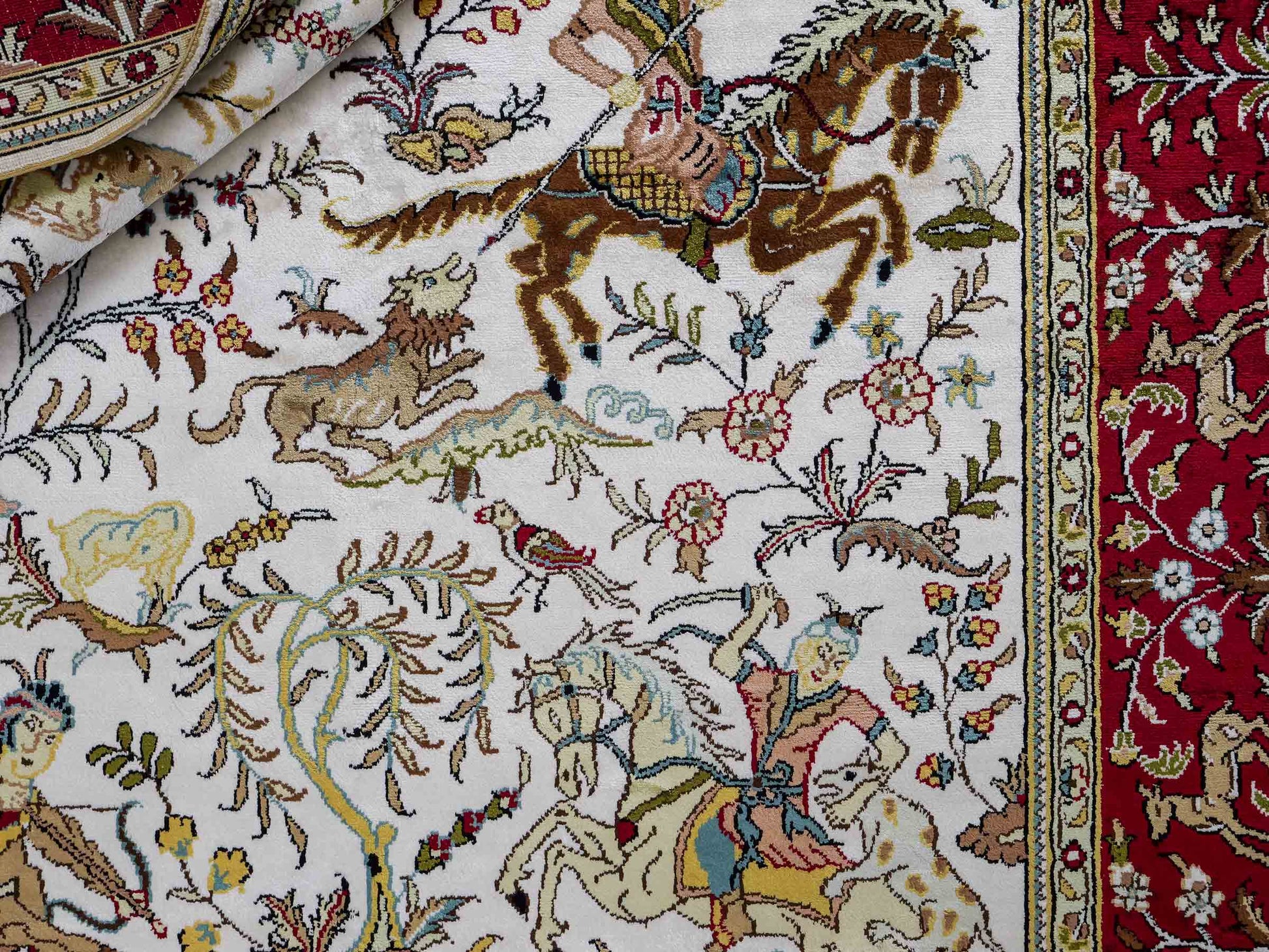Feiner, handgeknüpfter, chinesischer Orientteppich mit Ghom Design aus Kunstseide, weiß, rot, creme. 180x123 cm. Verkauf durch Jupiter Intl.