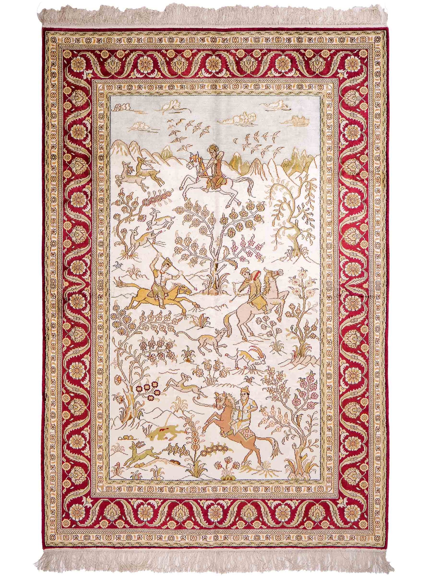 Feiner, handgeknüpfter Art Ghom aus Kunstseide. Ursprung China. Größe: 180 x 124 cm. Hauptfarben: Weiß, Creme, Rot. Vertrieb durch JUPITER Intl.