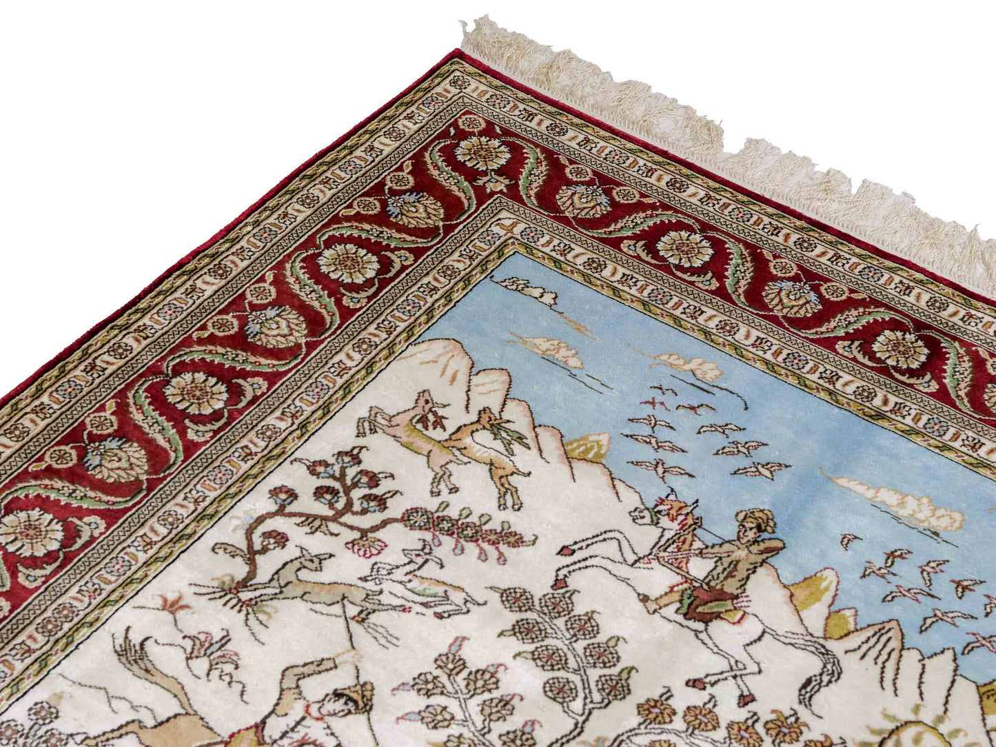 Feiner, handgeknüpfter Art Ghom aus Kunstseide. Ursprung China. Größe: 181 x 125 cm. Hauptfarben: Weiß, Creme, Rot. Vertrieb durch JUPITER Intl.