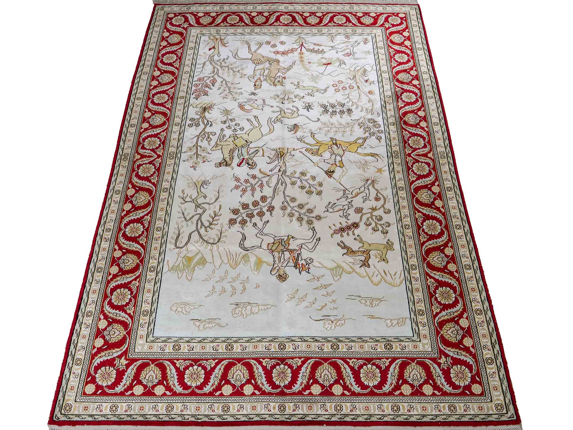 Feiner, handgeknüpfter Art Ghom aus Kunstseide. Ursprung China. Größe: 183 x 124 cm. Hauptfarben: Weiß, Creme, Rot. Vertrieb durch JUPITER Intl.