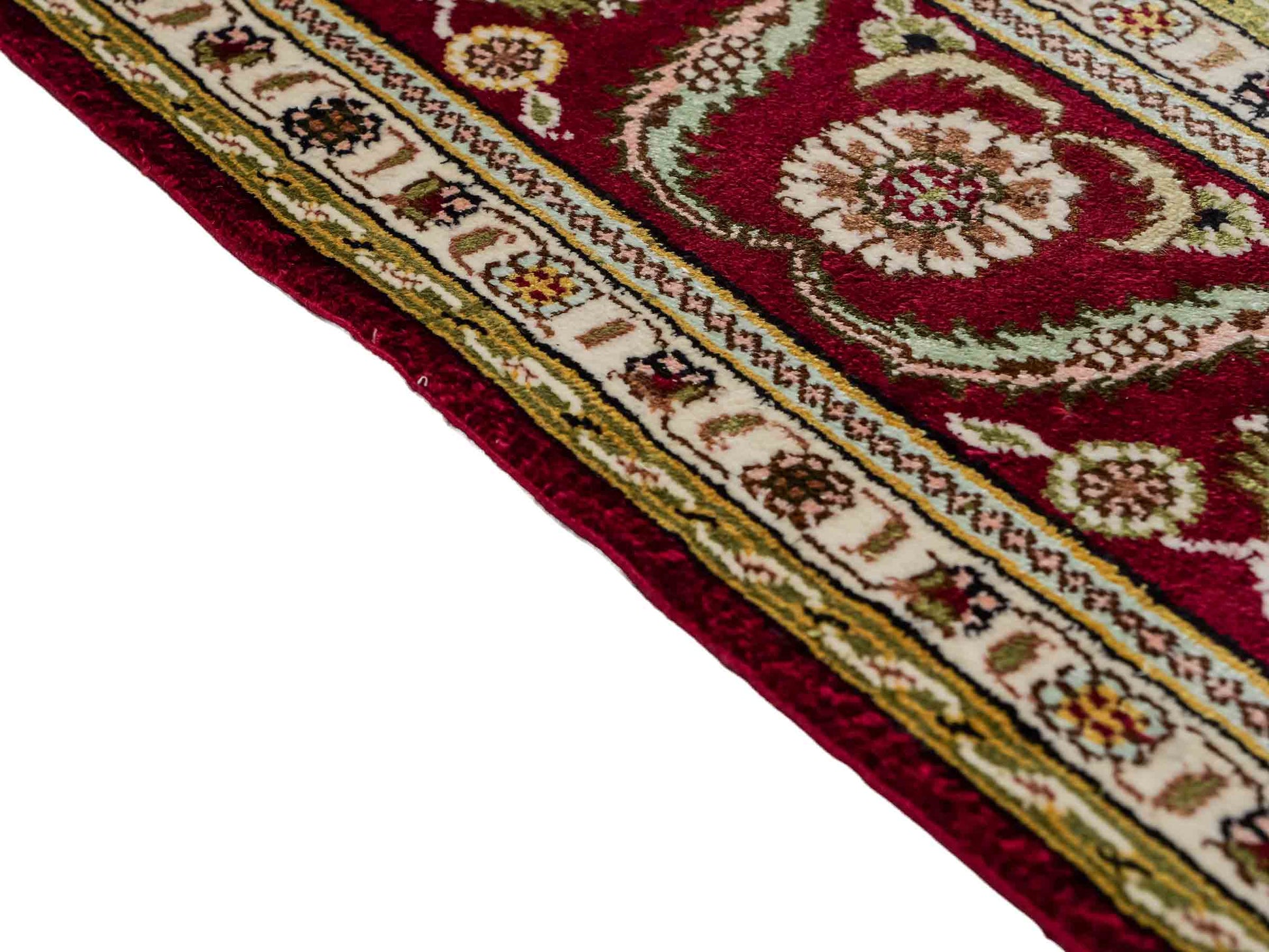 Feiner, handgeknüpfter, chinesischer Orientteppich mit Ghom Design aus Kunstseide, creme, rot, blau. 183x125 cm. Verkauf durch Jupiter Intl.