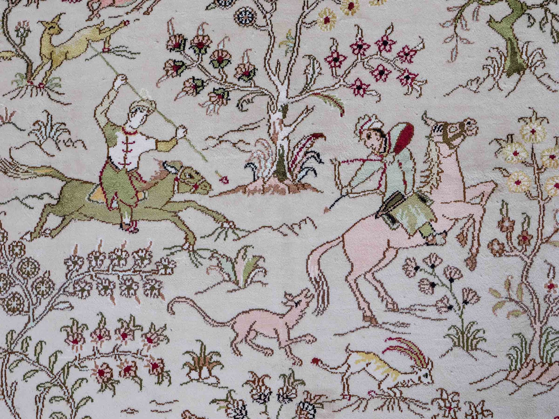 Feiner, handgeknüpfter, chinesischer Orientteppich mit Ghom Design aus Kunstseide, creme, rot, blau. 183x125 cm. Verkauf durch Jupiter Intl.