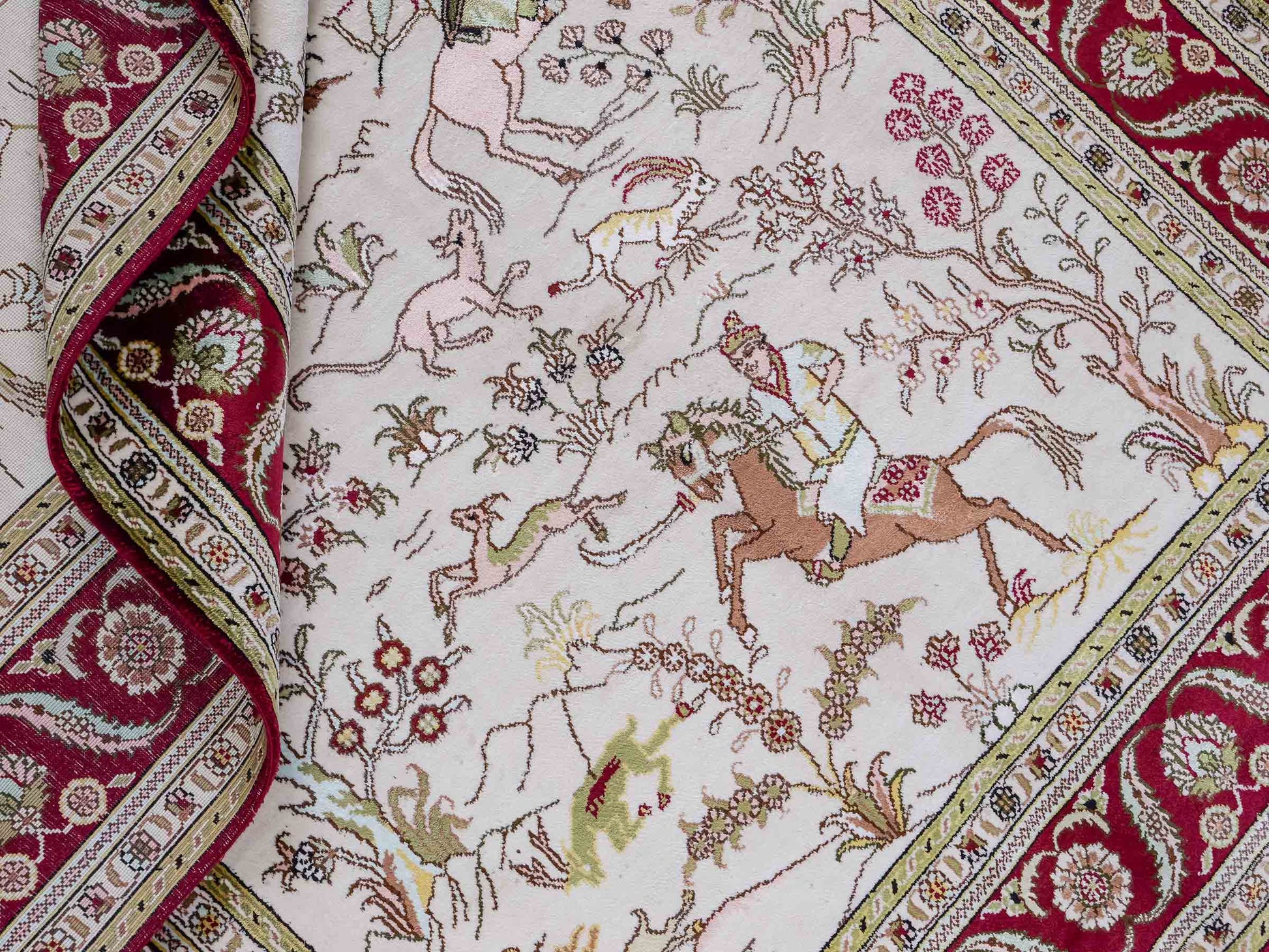 Feiner, handgeknüpfter, chinesischer Orientteppich mit Ghom Design aus Kunstseide, creme, rot, blau. 183x125 cm. Verkauf durch Jupiter Intl.