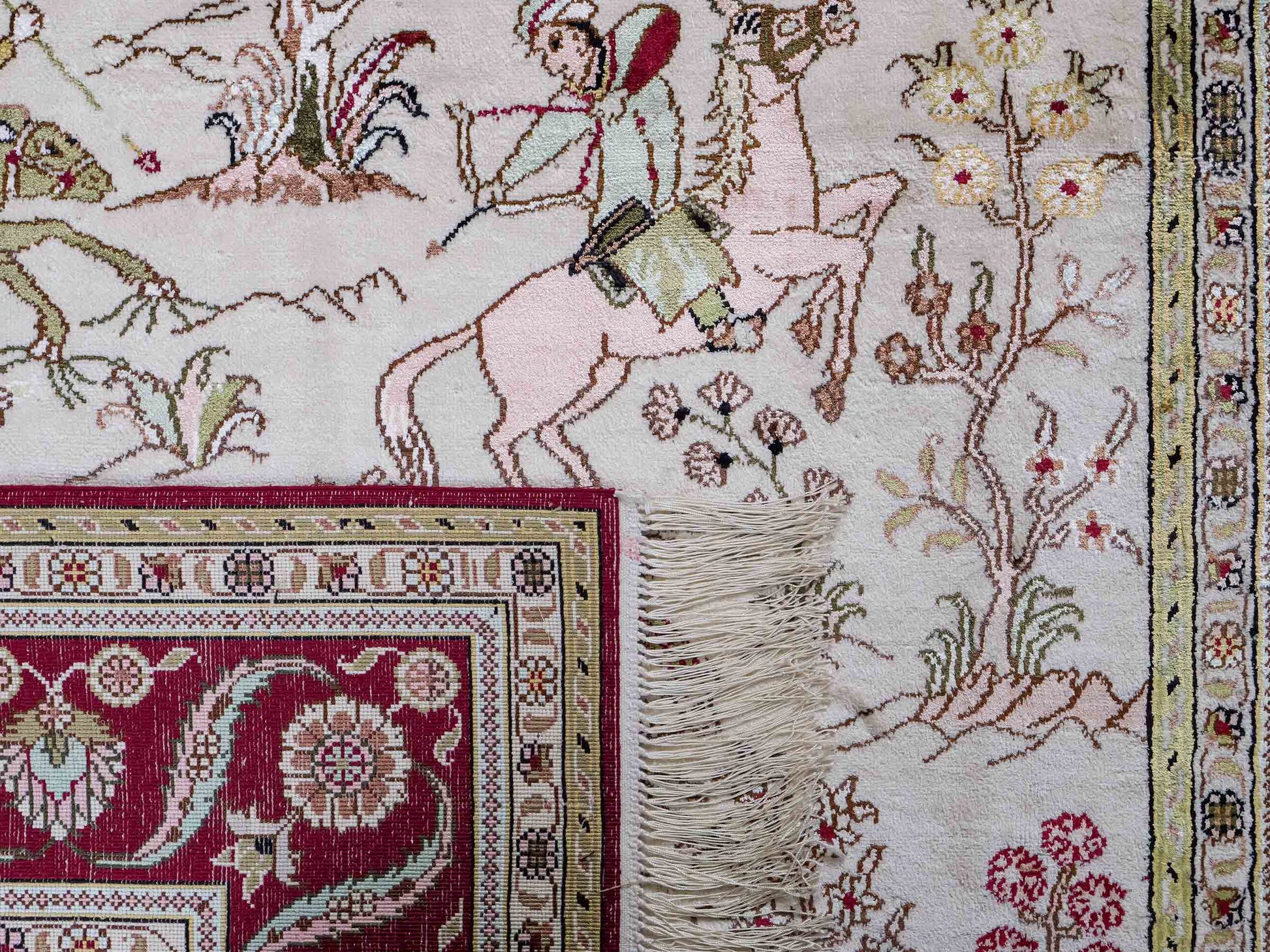 Feiner, handgeknüpfter, chinesischer Orientteppich mit Ghom Design aus Kunstseide, creme, rot, blau. 183x125 cm. Verkauf durch Jupiter Intl.