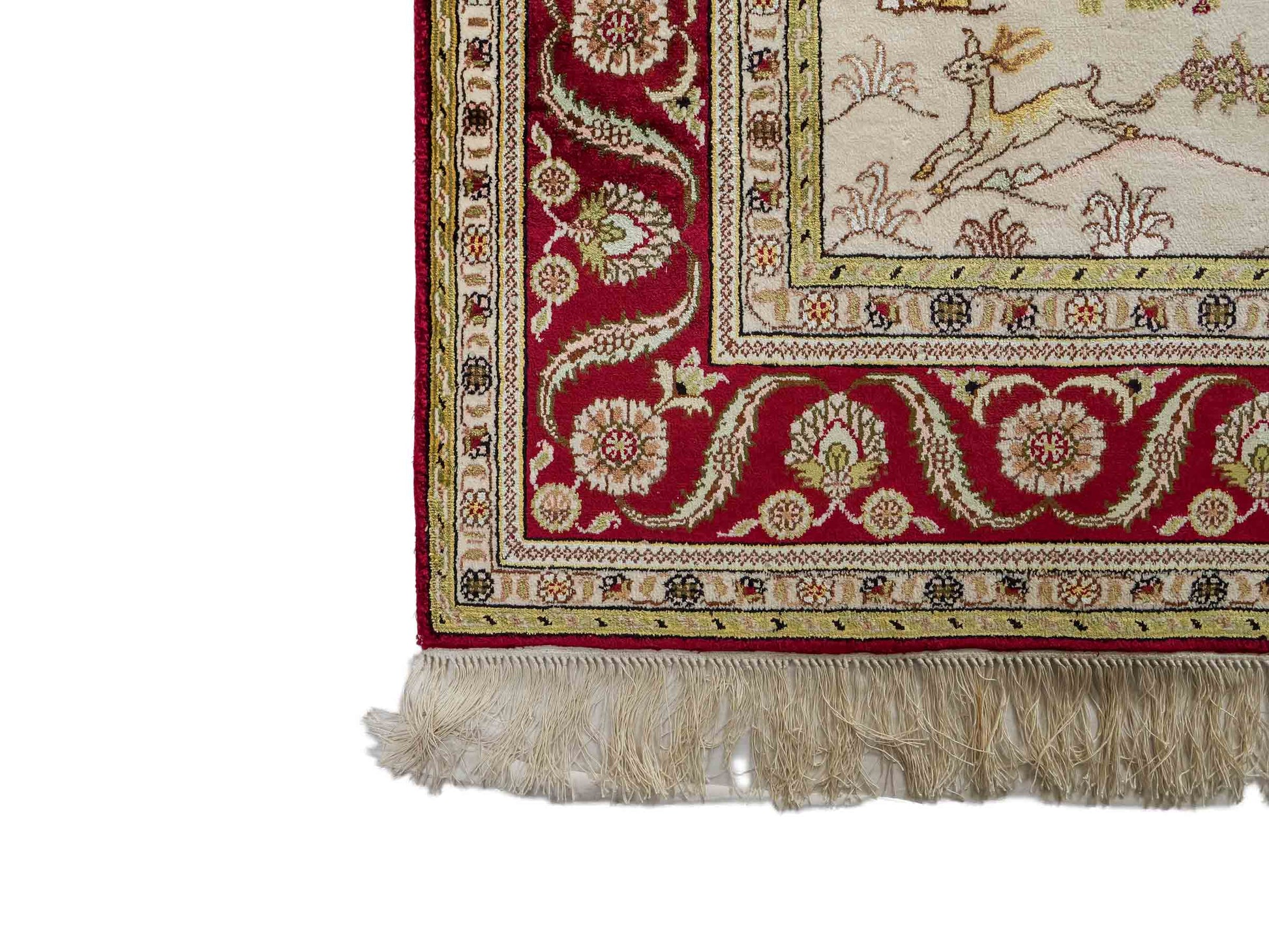 Feiner, handgeknüpfter, chinesischer Orientteppich mit Ghom Design aus Kunstseide, creme, rot, blau. 183x125 cm. Verkauf durch Jupiter Intl.