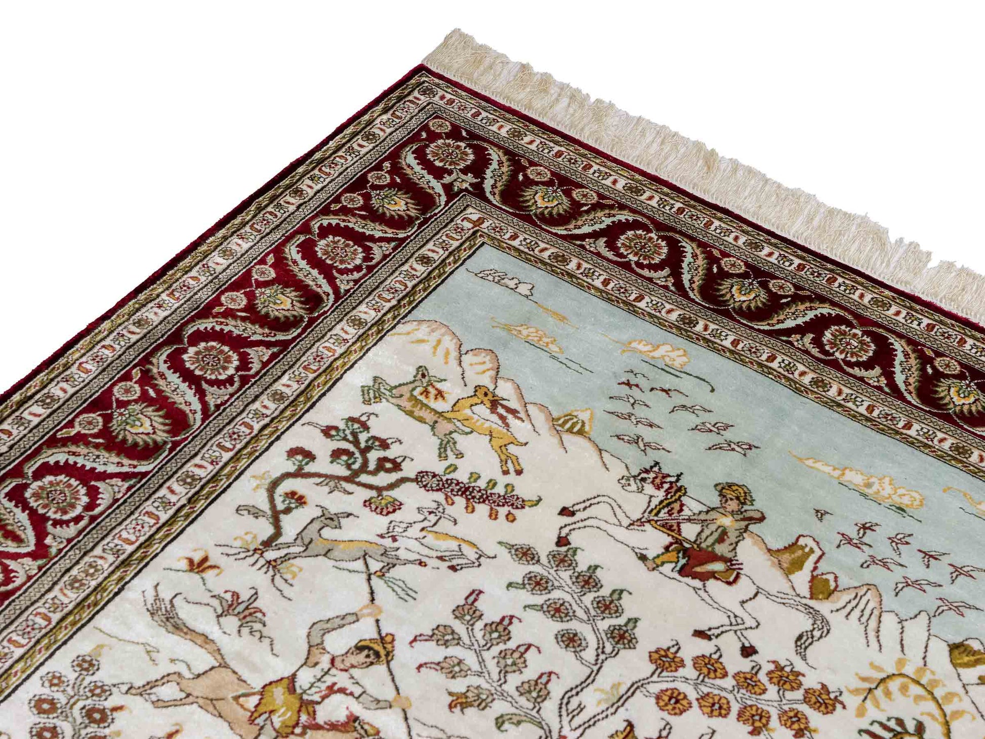 Feiner, handgeknüpfter Art Ghom aus Kunstseide. Ursprung China. Größe: 183 x 127 cm. Hauptfarben: Weiß, Creme, Rot. Vertrieb durch JUPITER Intl.