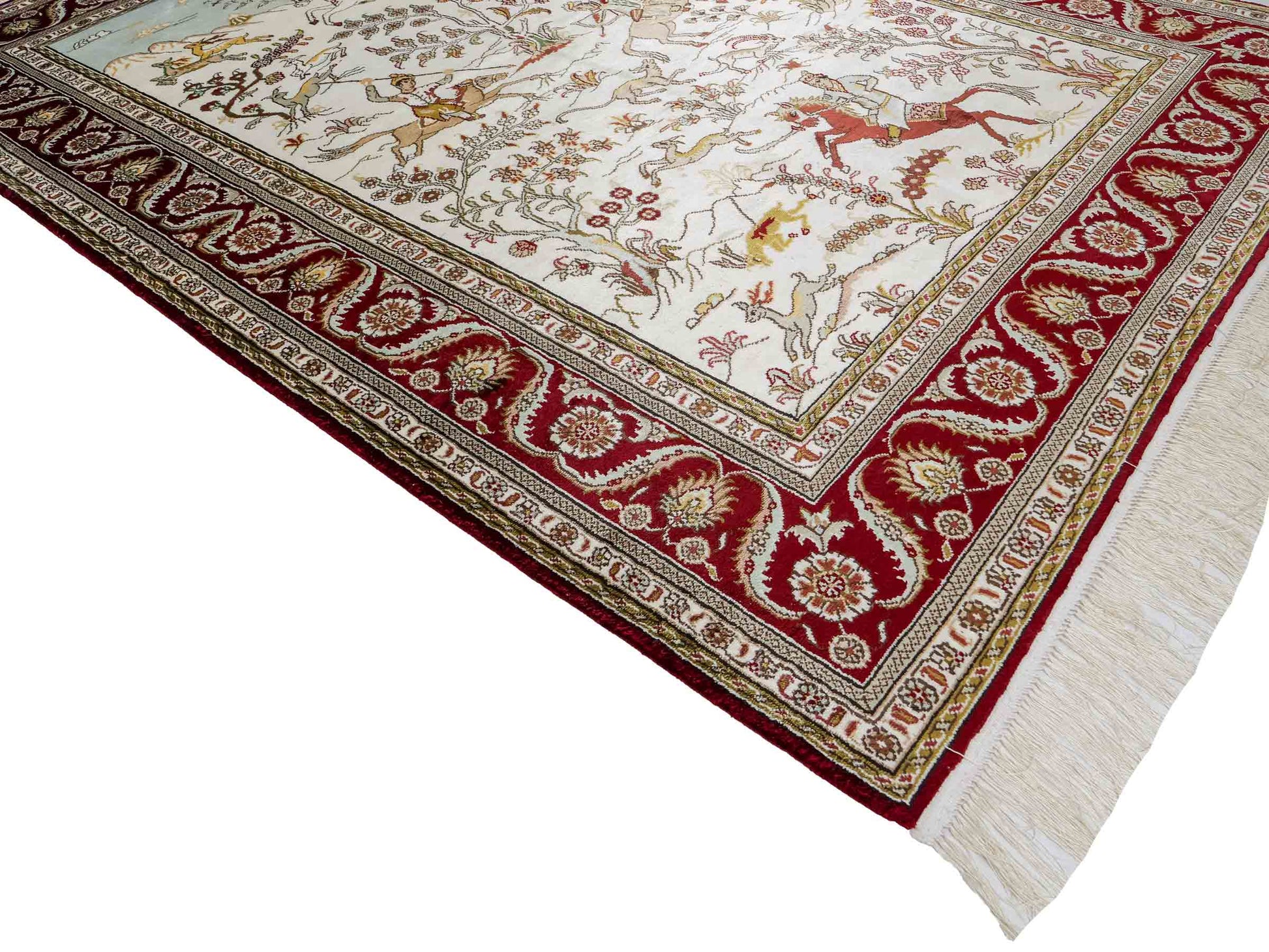Feiner, handgeknüpfter Art Ghom aus Kunstseide. Ursprung China. Größe: 183 x 127 cm. Hauptfarben: Weiß, Creme, Rot. Vertrieb durch JUPITER Intl.