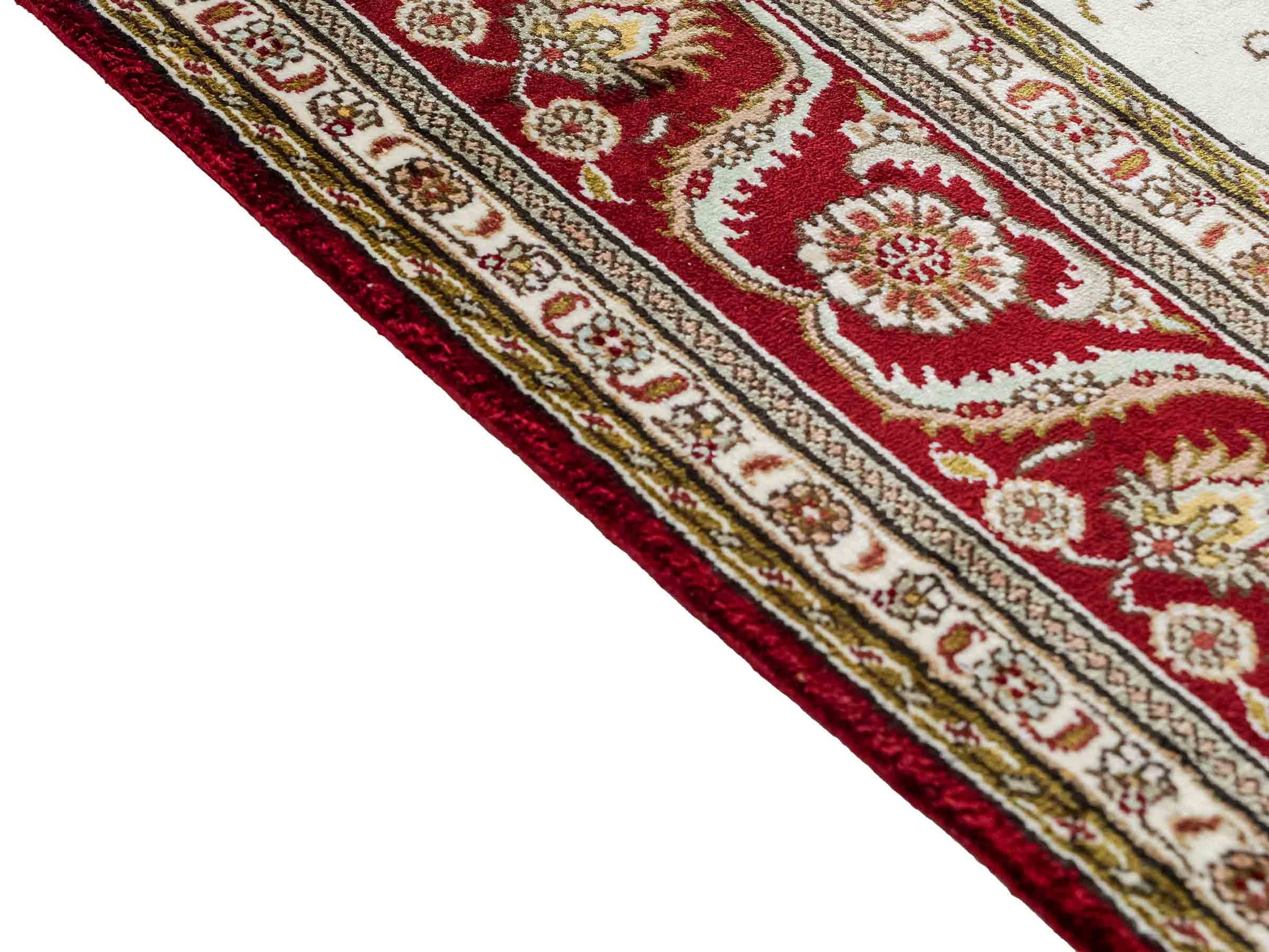 Feiner, handgeknüpfter Art Ghom aus Kunstseide. Ursprung China. Größe: 183 x 127 cm. Hauptfarben: Weiß, Creme, Rot. Vertrieb durch JUPITER Intl.