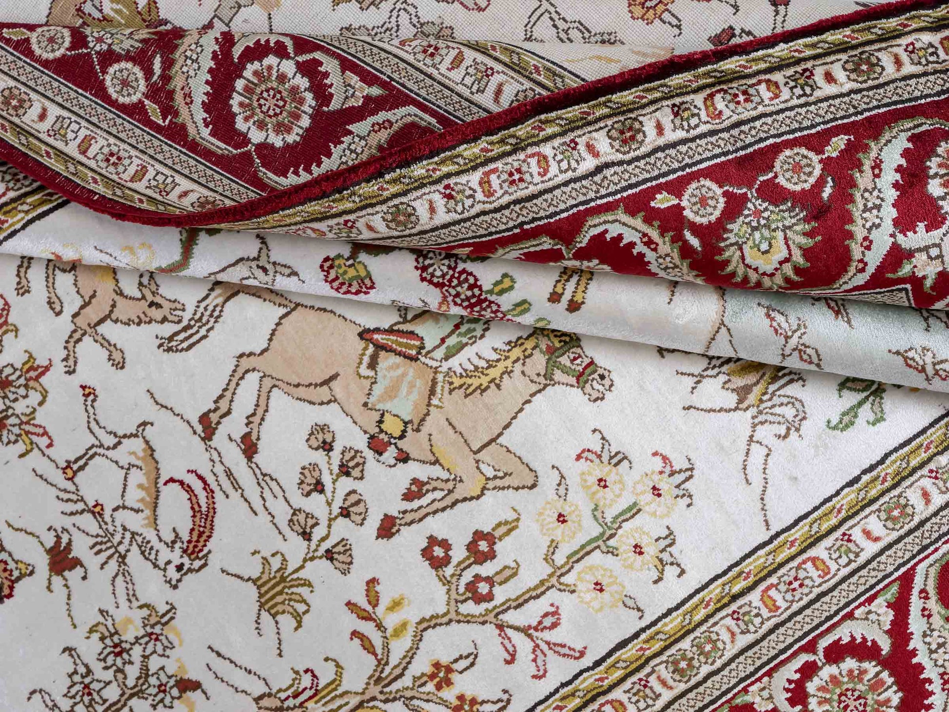 Feiner, handgeknüpfter Art Ghom aus Kunstseide. Ursprung China. Größe: 183 x 127 cm. Hauptfarben: Weiß, Creme, Rot. Vertrieb durch JUPITER Intl.