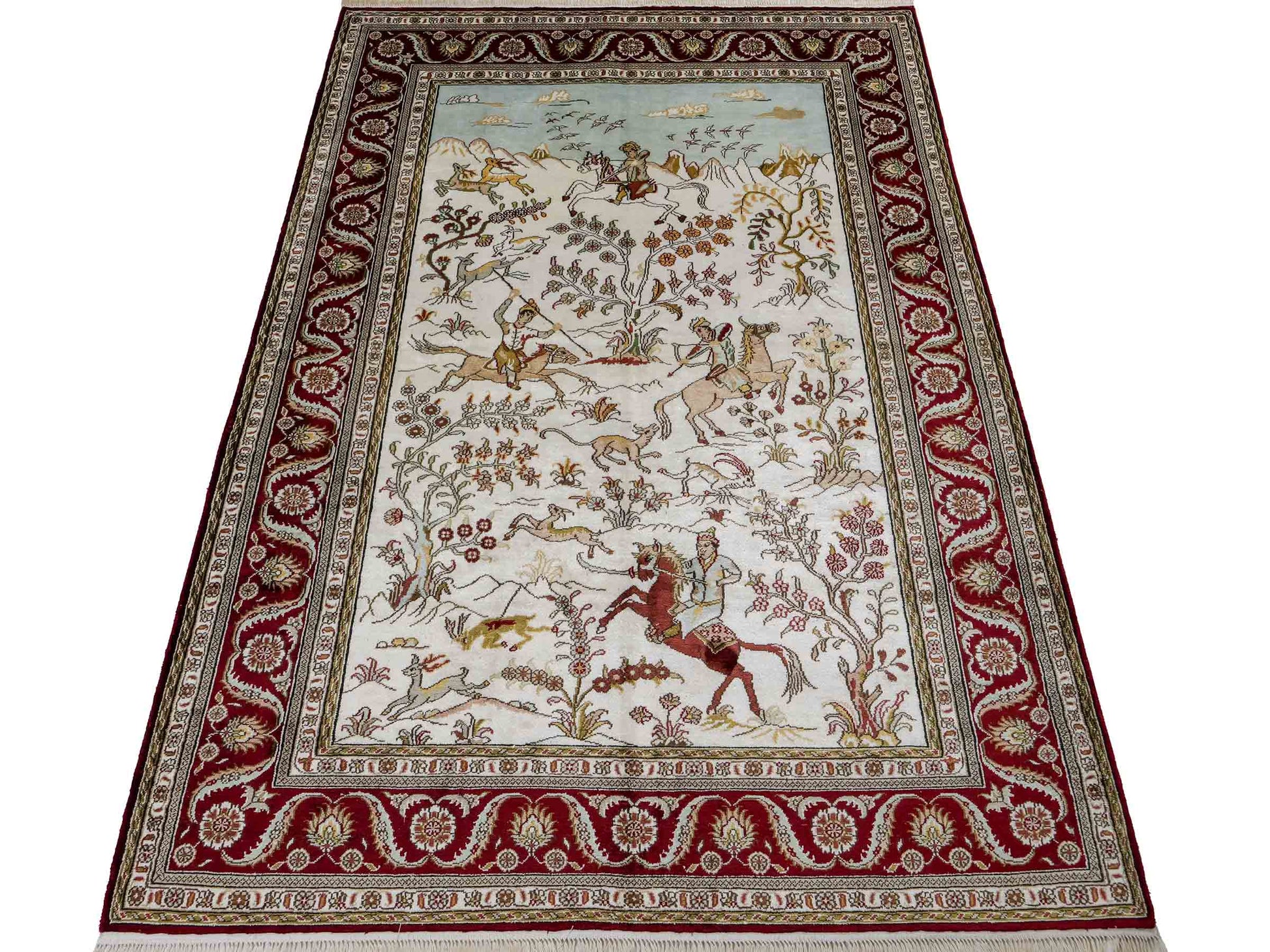 Feiner, handgeknüpfter Art Ghom aus Kunstseide. Ursprung China. Größe: 183 x 127 cm. Hauptfarben: Weiß, Creme, Rot. Vertrieb durch JUPITER Intl.