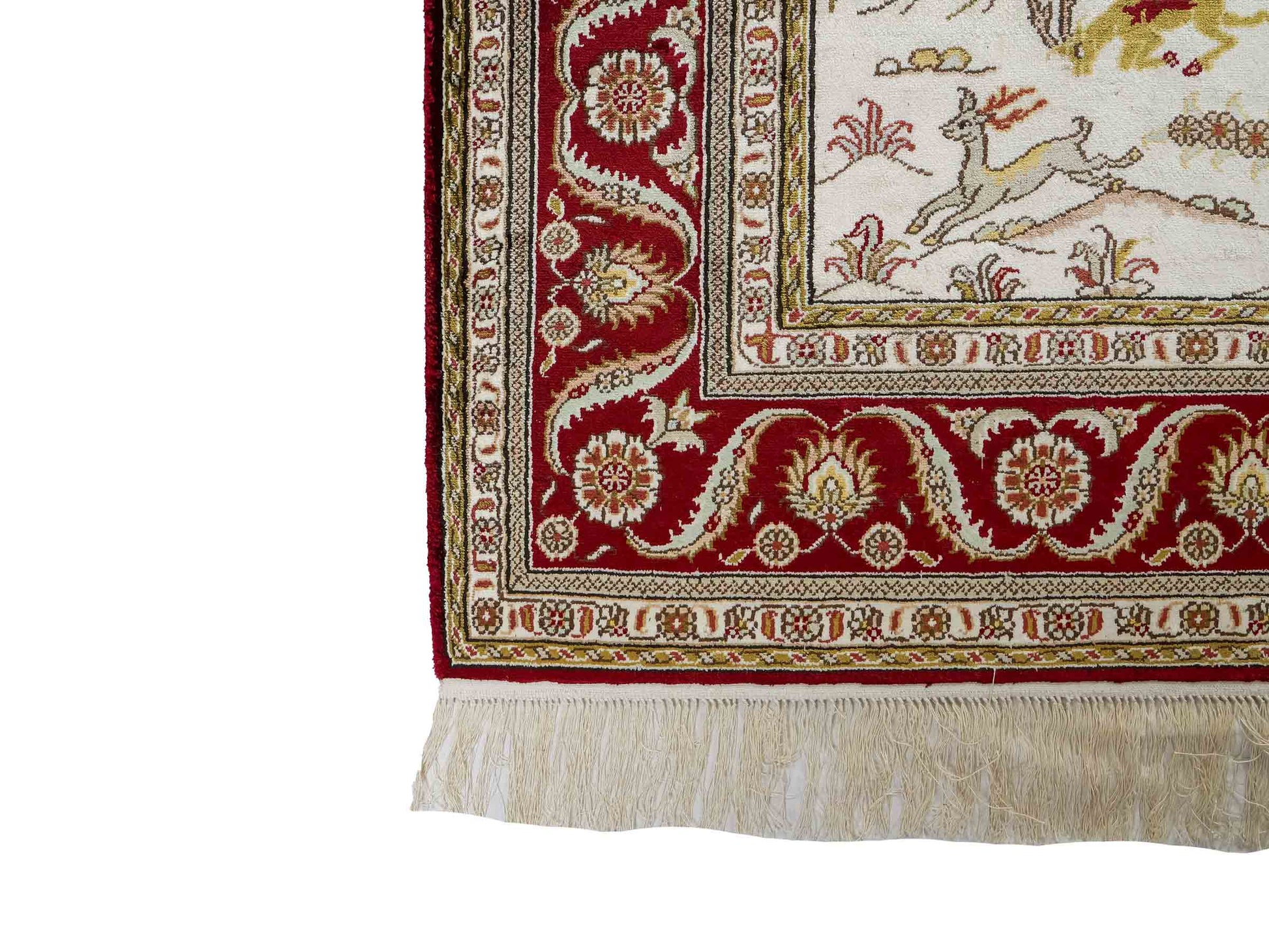 Feiner, handgeknüpfter Art Ghom aus Kunstseide. Ursprung China. Größe: 183 x 127 cm. Hauptfarben: Weiß, Creme, Rot. Vertrieb durch JUPITER Intl.