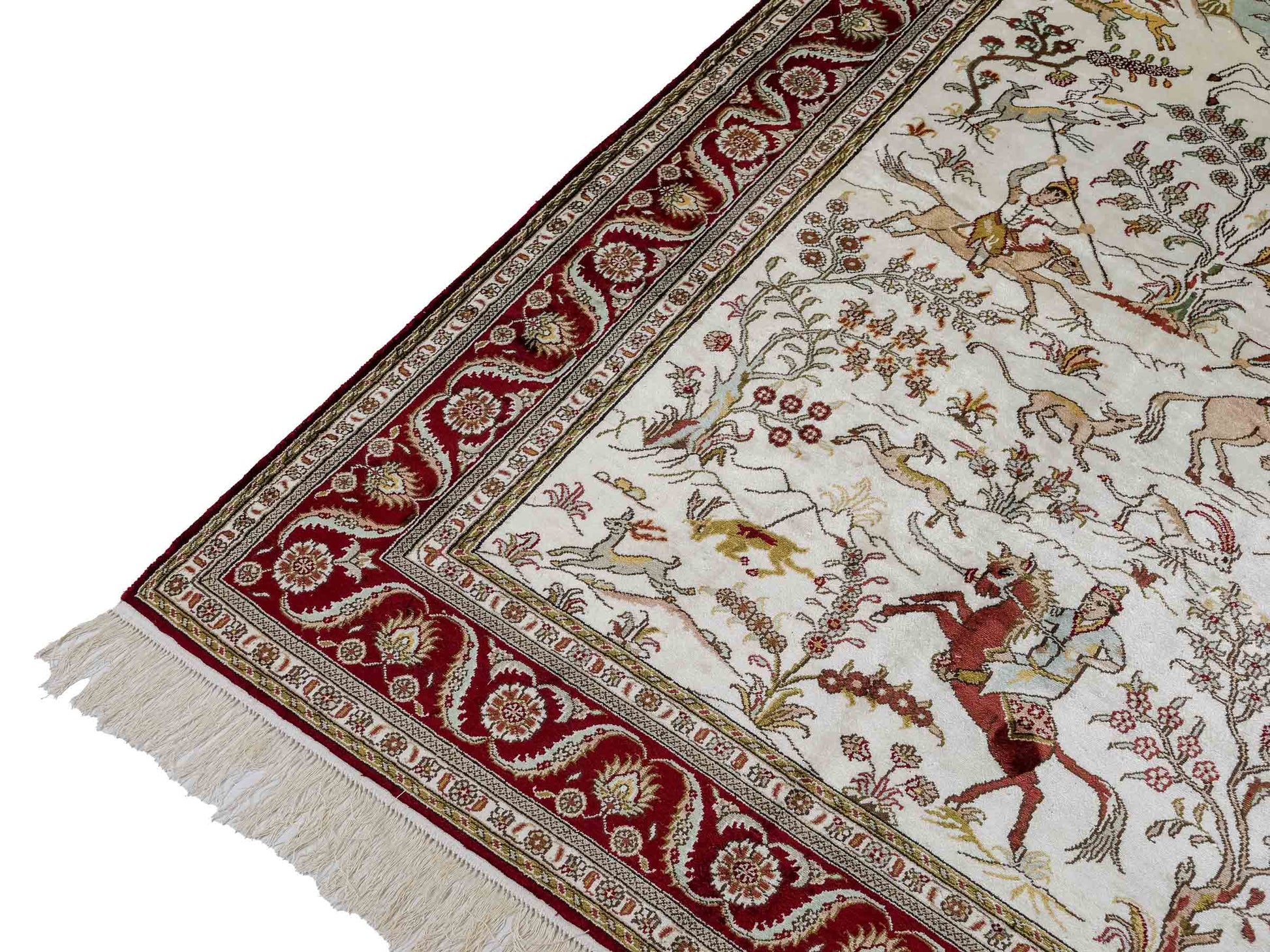 Feiner, handgeknüpfter Art Ghom aus Kunstseide. Ursprung China. Größe: 183 x 127 cm. Hauptfarben: Weiß, Creme, Rot. Vertrieb durch JUPITER Intl.