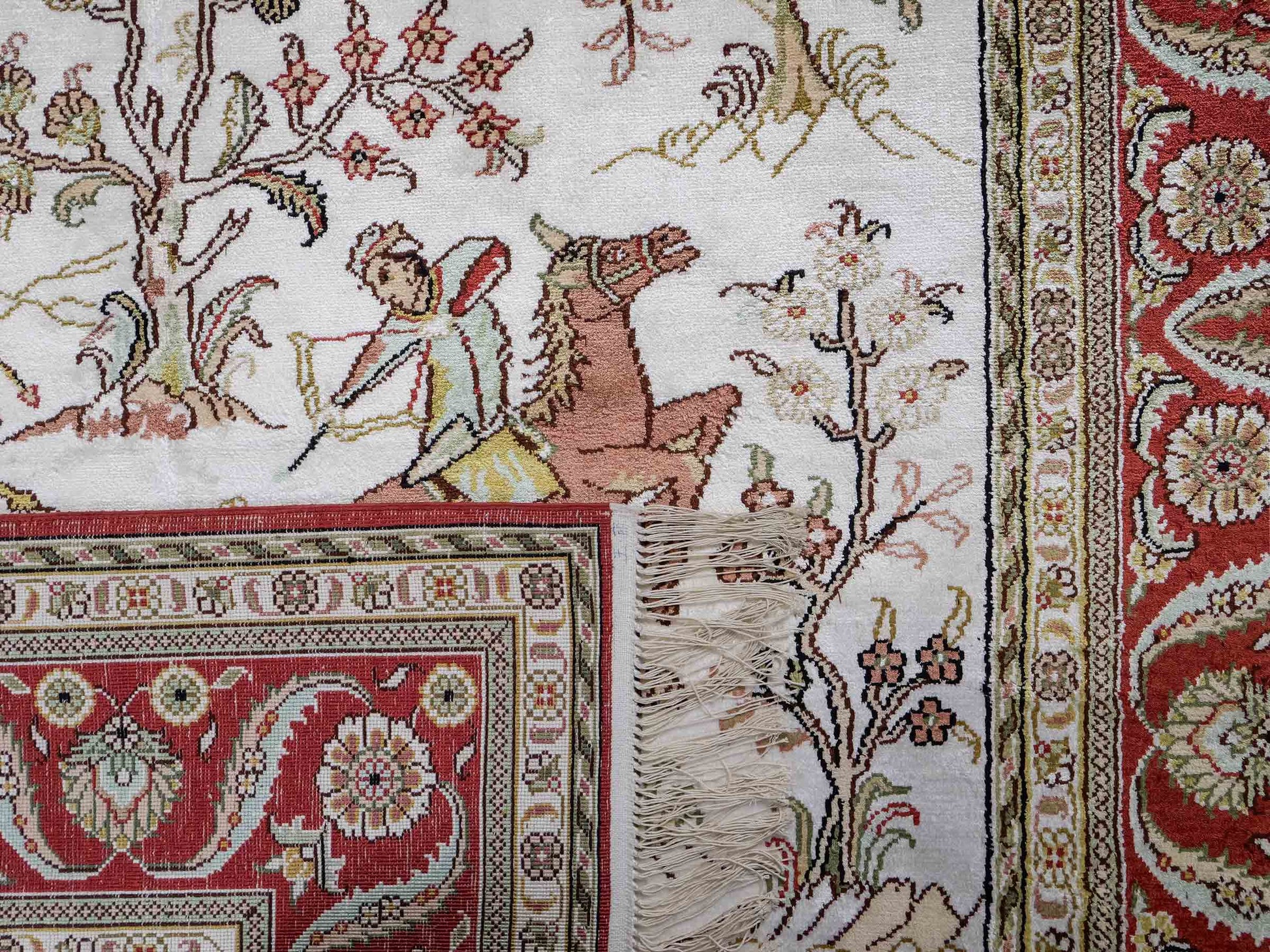 Feiner, handgeknüpfter Art Ghom aus Kunstseide. Ursprung China. Größe: 184 x 123 cm. Hauptfarben: Weiß, Creme, Rot. Vertrieb durch JUPITER Intl.
