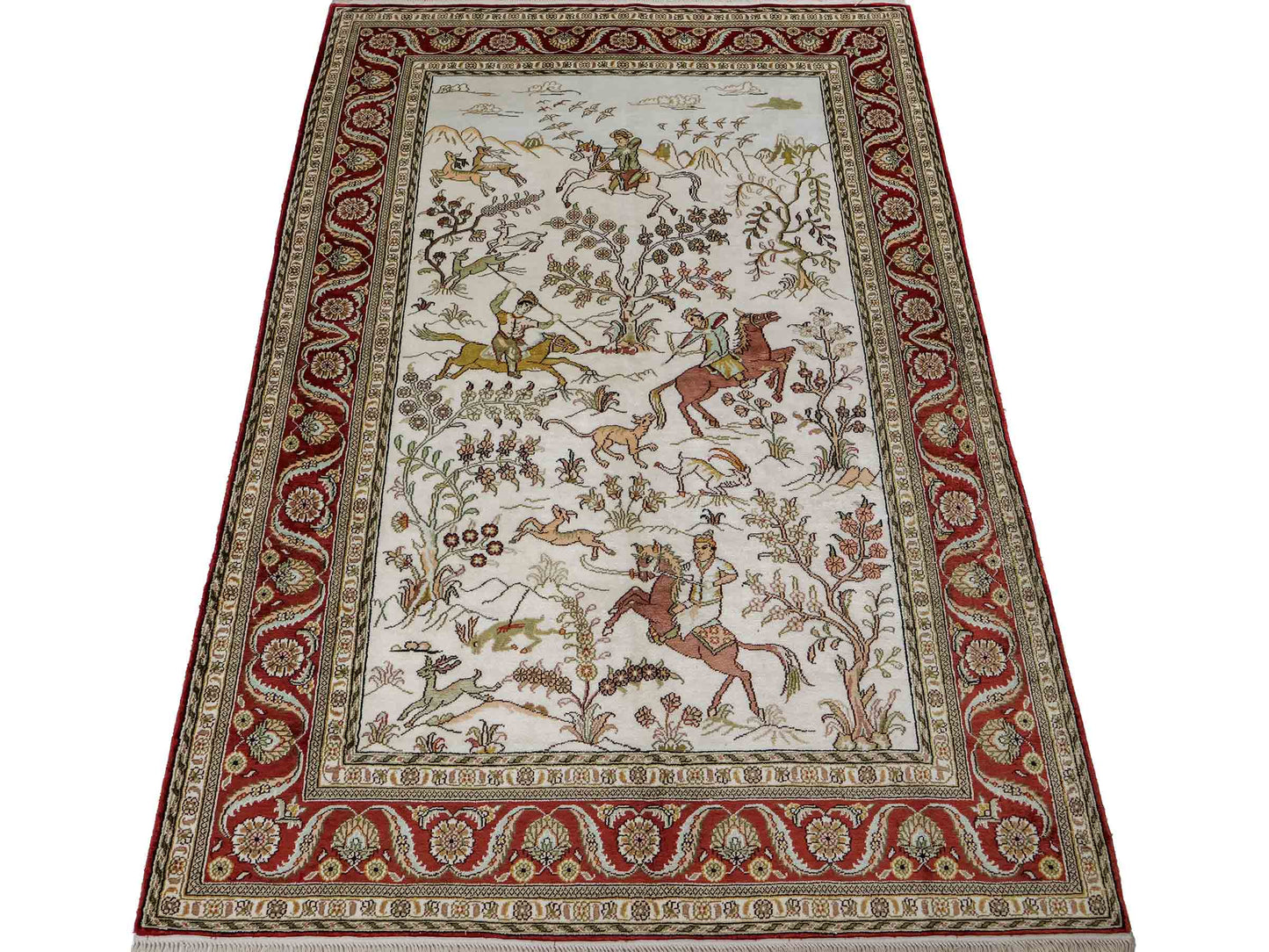 Feiner, handgeknüpfter Art Ghom aus Kunstseide. Ursprung China. Größe: 184 x 123 cm. Hauptfarben: Weiß, Creme, Rot. Vertrieb durch JUPITER Intl.