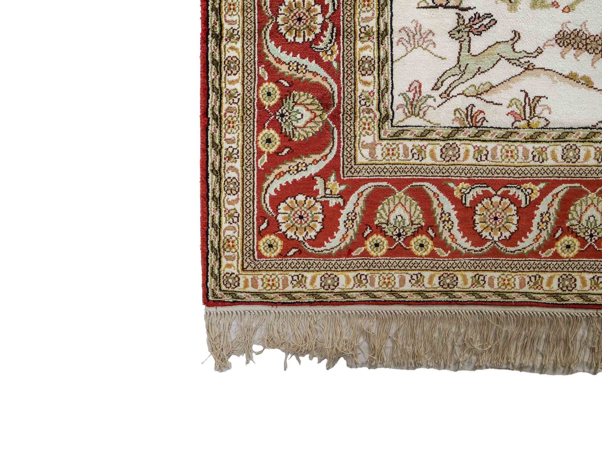 Feiner, handgeknüpfter Art Ghom aus Kunstseide. Ursprung China. Größe: 184 x 123 cm. Hauptfarben: Weiß, Creme, Rot. Vertrieb durch JUPITER Intl.