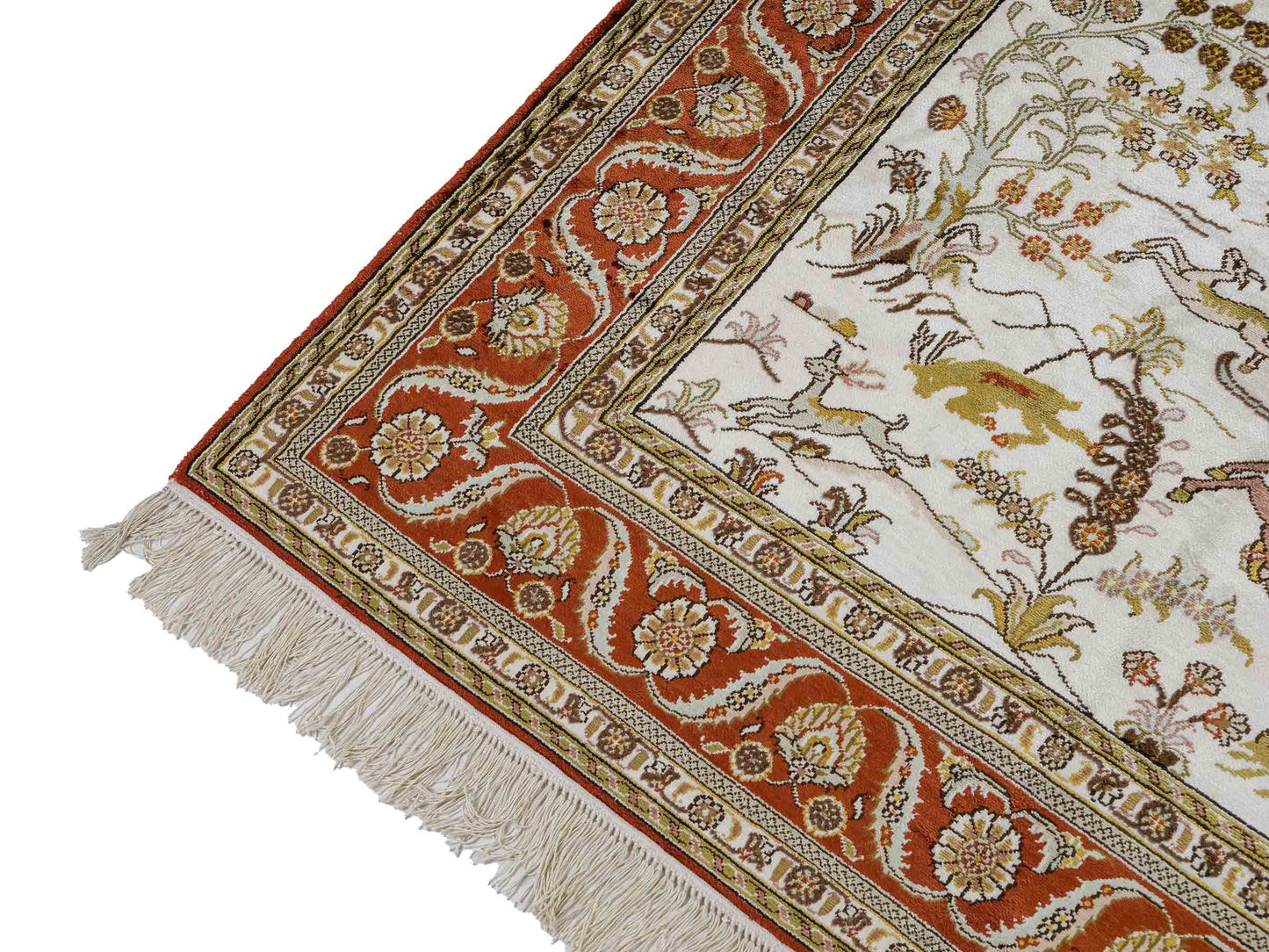 Feiner, handgeknüpfter Art Ghom aus Kunstseide. Ursprung China. Größe: 184 x 125 cm. Hauptfarben: Weiß, Creme, Rot. Vertrieb durch JUPITER Intl.