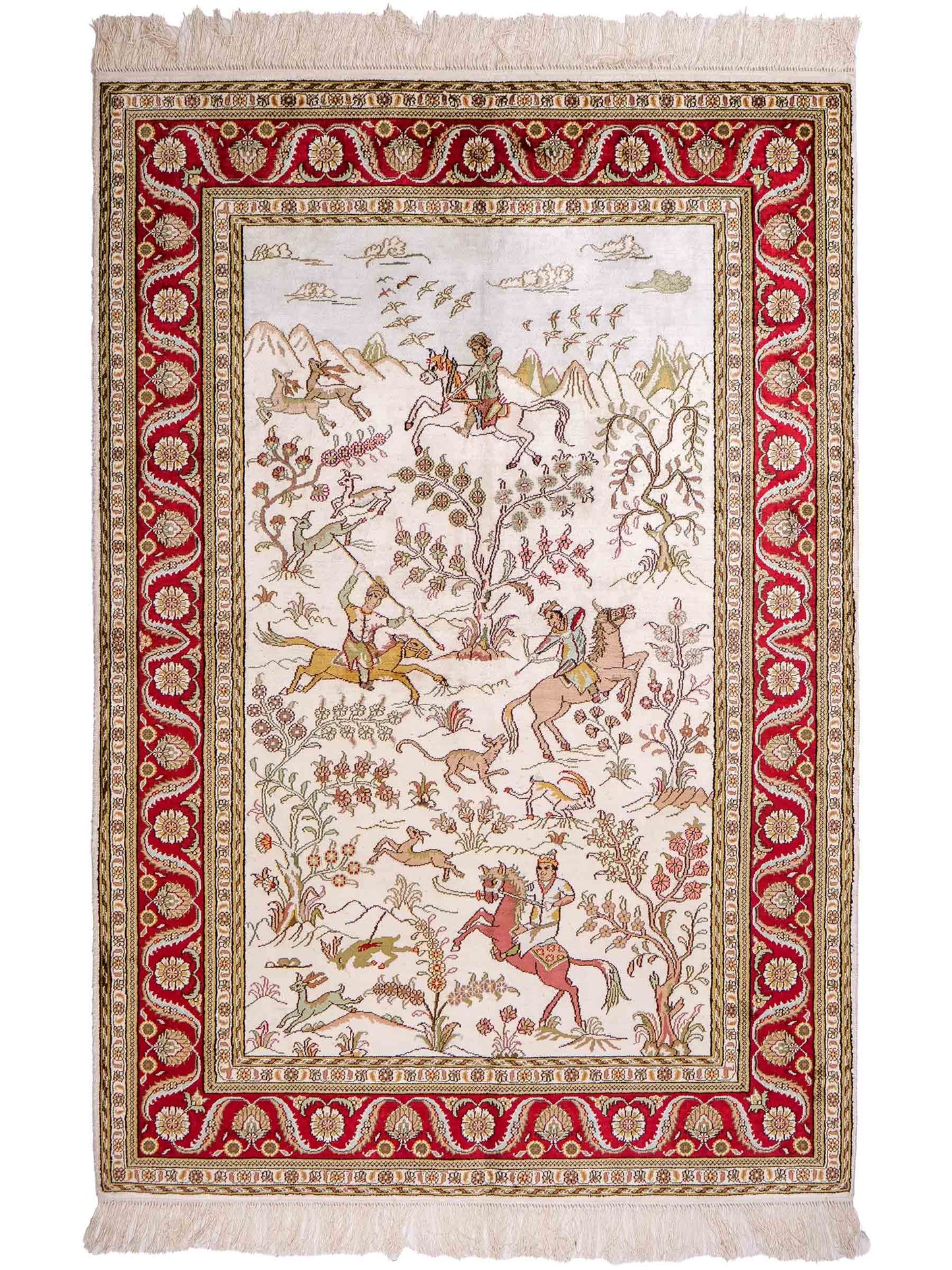 Feiner, handgeknüpfter Art Ghom aus Kunstseide. Ursprung China. Größe: 185 x 123 cm. Hauptfarben: Weiß, Creme, Rot. Vertrieb durch JUPITER Intl.