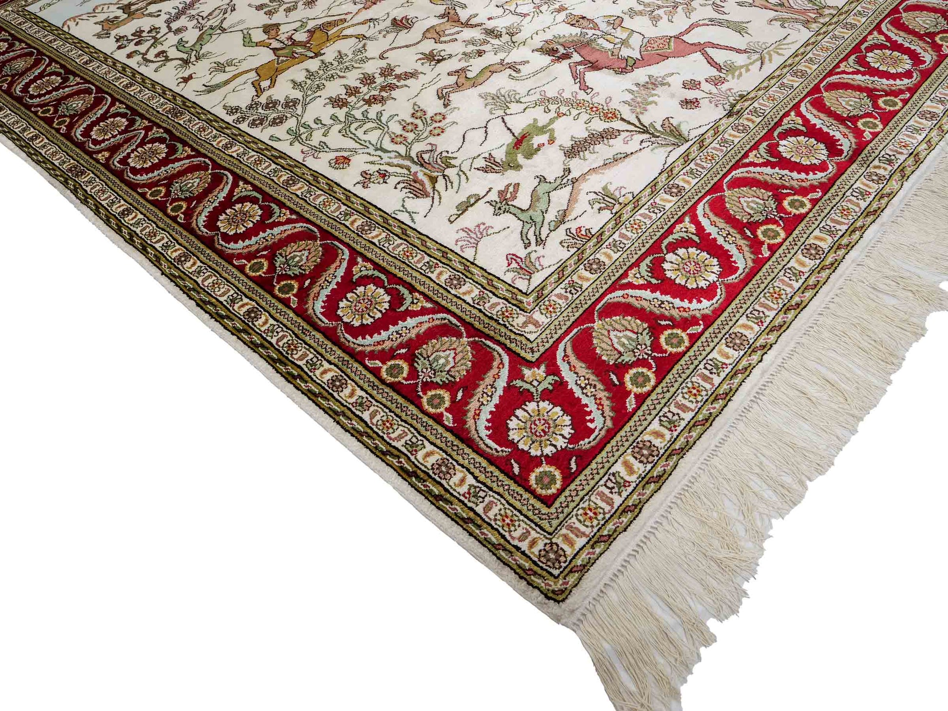 Feiner, handgeknüpfter Art Ghom aus Kunstseide. Ursprung China. Größe: 185 x 123 cm. Hauptfarben: Weiß, Creme, Rot. Vertrieb durch JUPITER Intl.