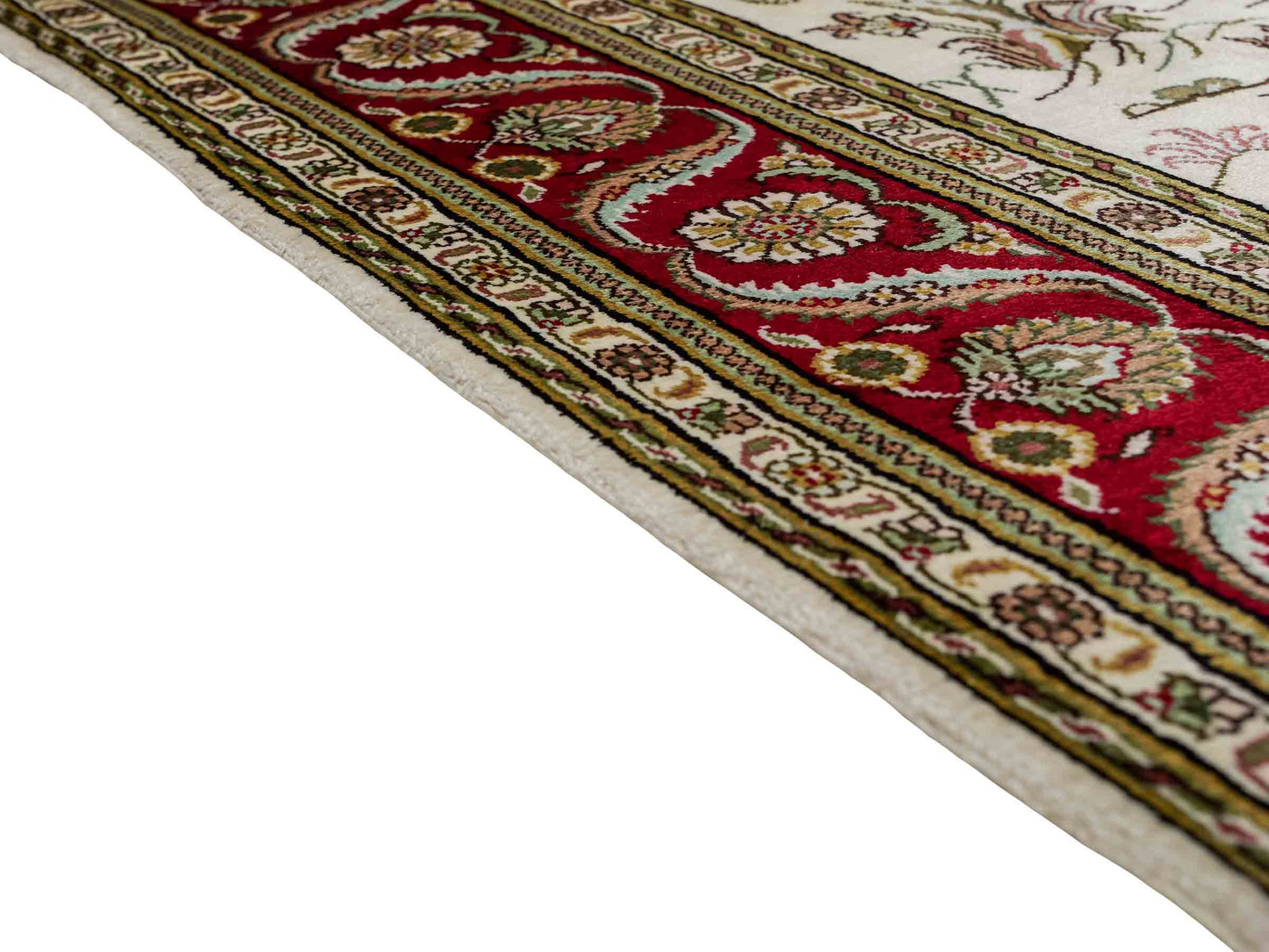 Feiner, handgeknüpfter Art Ghom aus Kunstseide. Ursprung China. Größe: 185 x 123 cm. Hauptfarben: Weiß, Creme, Rot. Vertrieb durch JUPITER Intl.