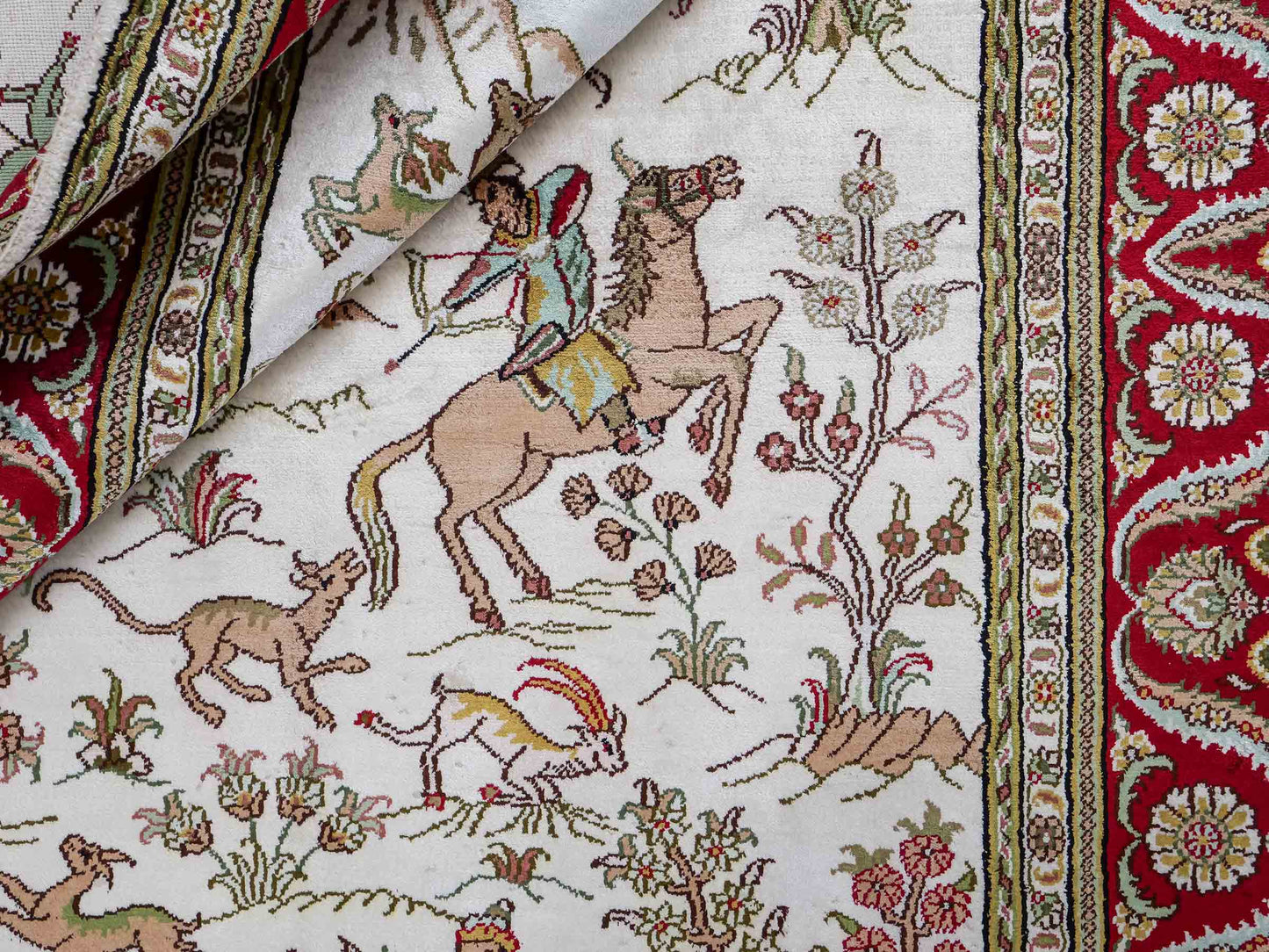 Feiner, handgeknüpfter Art Ghom aus Kunstseide. Ursprung China. Größe: 185 x 123 cm. Hauptfarben: Weiß, Creme, Rot. Vertrieb durch JUPITER Intl.