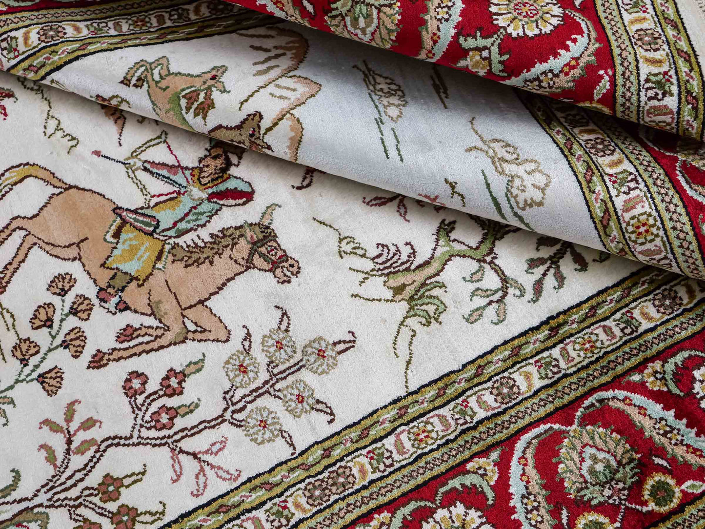 Feiner, handgeknüpfter Art Ghom aus Kunstseide. Ursprung China. Größe: 185 x 123 cm. Hauptfarben: Weiß, Creme, Rot. Vertrieb durch JUPITER Intl.