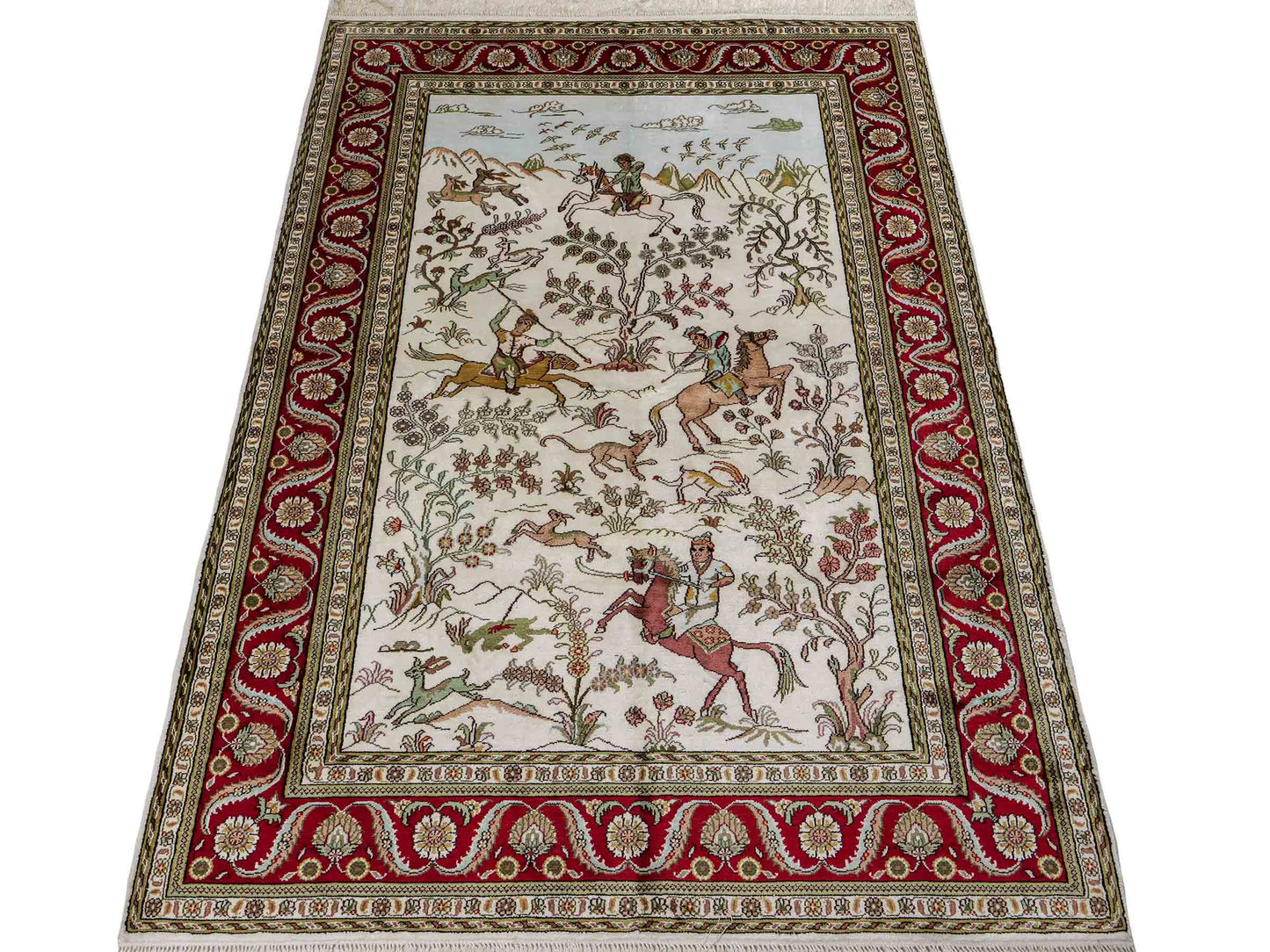 Feiner, handgeknüpfter Art Ghom aus Kunstseide. Ursprung China. Größe: 185 x 123 cm. Hauptfarben: Weiß, Creme, Rot. Vertrieb durch JUPITER Intl.