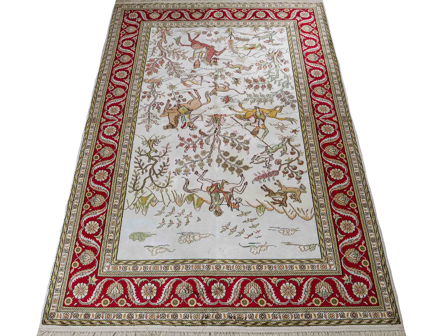 Feiner, handgeknüpfter Art Ghom aus Kunstseide. Ursprung China. Größe: 185 x 123 cm. Hauptfarben: Weiß, Creme, Rot. Vertrieb durch JUPITER Intl.