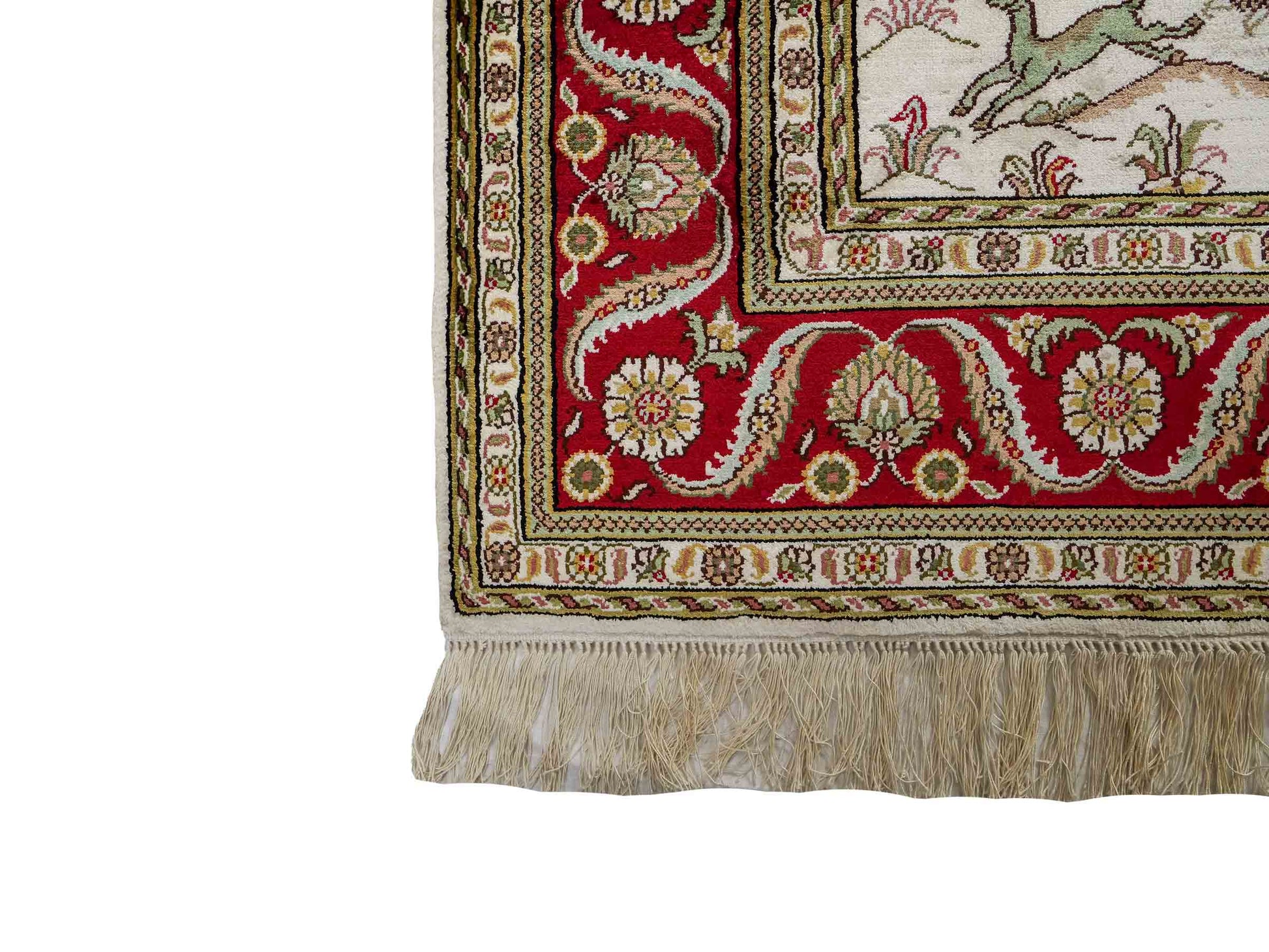 Feiner, handgeknüpfter Art Ghom aus Kunstseide. Ursprung China. Größe: 185 x 123 cm. Hauptfarben: Weiß, Creme, Rot. Vertrieb durch JUPITER Intl.