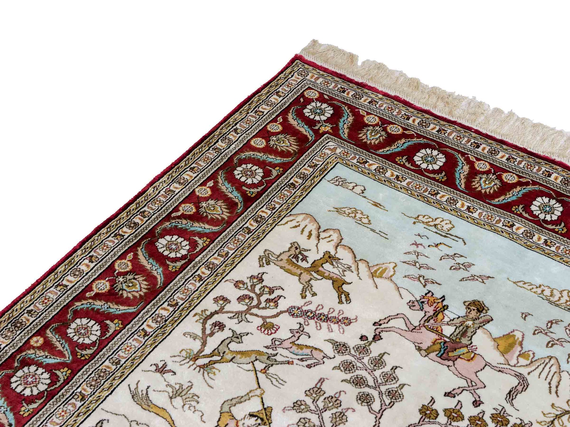 Feiner, handgeknüpfter Art Ghom aus Kunstseide. Ursprung China. Größe: 185 x 123 cm. Hauptfarben: Weiß, Creme, Rot. Vertrieb durch JUPITER Intl.