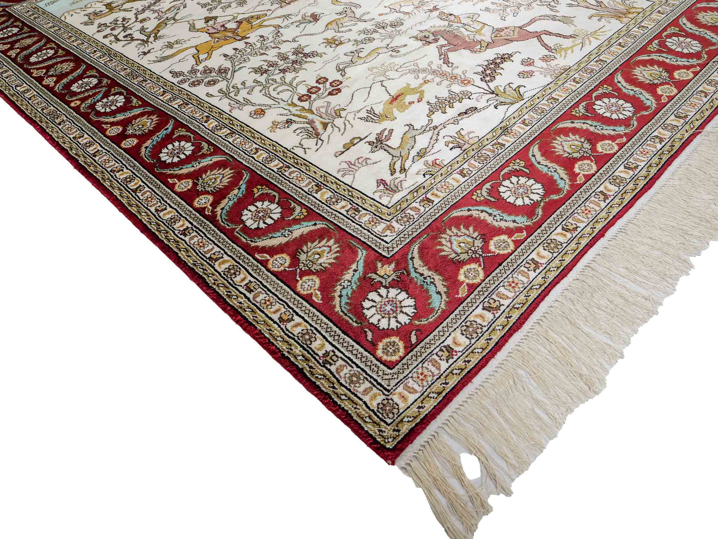 Feiner, handgeknüpfter Art Ghom aus Kunstseide. Ursprung China. Größe: 185 x 123 cm. Hauptfarben: Weiß, Creme, Rot. Vertrieb durch JUPITER Intl.