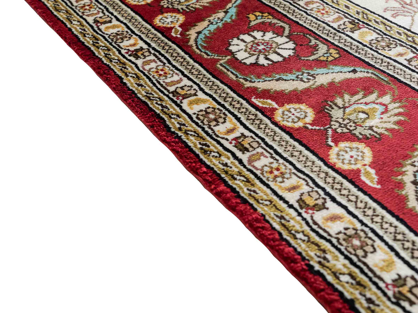 Feiner, handgeknüpfter Art Ghom aus Kunstseide. Ursprung China. Größe: 185 x 123 cm. Hauptfarben: Weiß, Creme, Rot. Vertrieb durch JUPITER Intl.