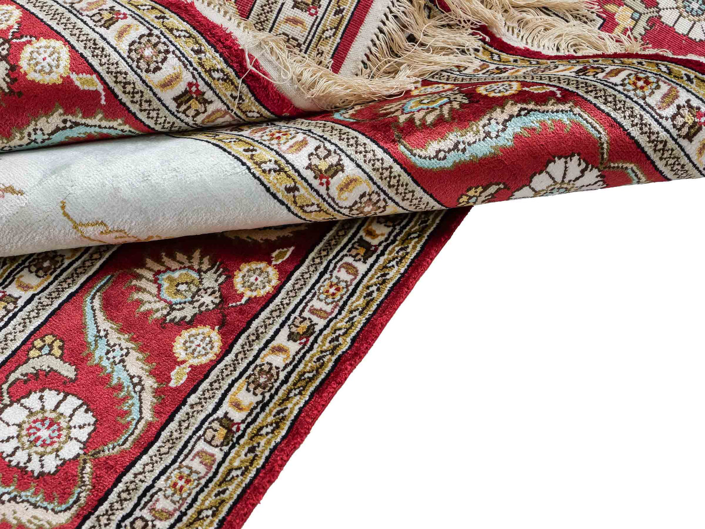 Feiner, handgeknüpfter Art Ghom aus Kunstseide. Ursprung China. Größe: 185 x 123 cm. Hauptfarben: Weiß, Creme, Rot. Vertrieb durch JUPITER Intl.