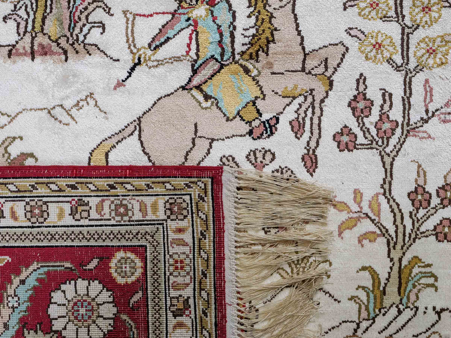 Feiner, handgeknüpfter Art Ghom aus Kunstseide. Ursprung China. Größe: 185 x 123 cm. Hauptfarben: Weiß, Creme, Rot. Vertrieb durch JUPITER Intl.