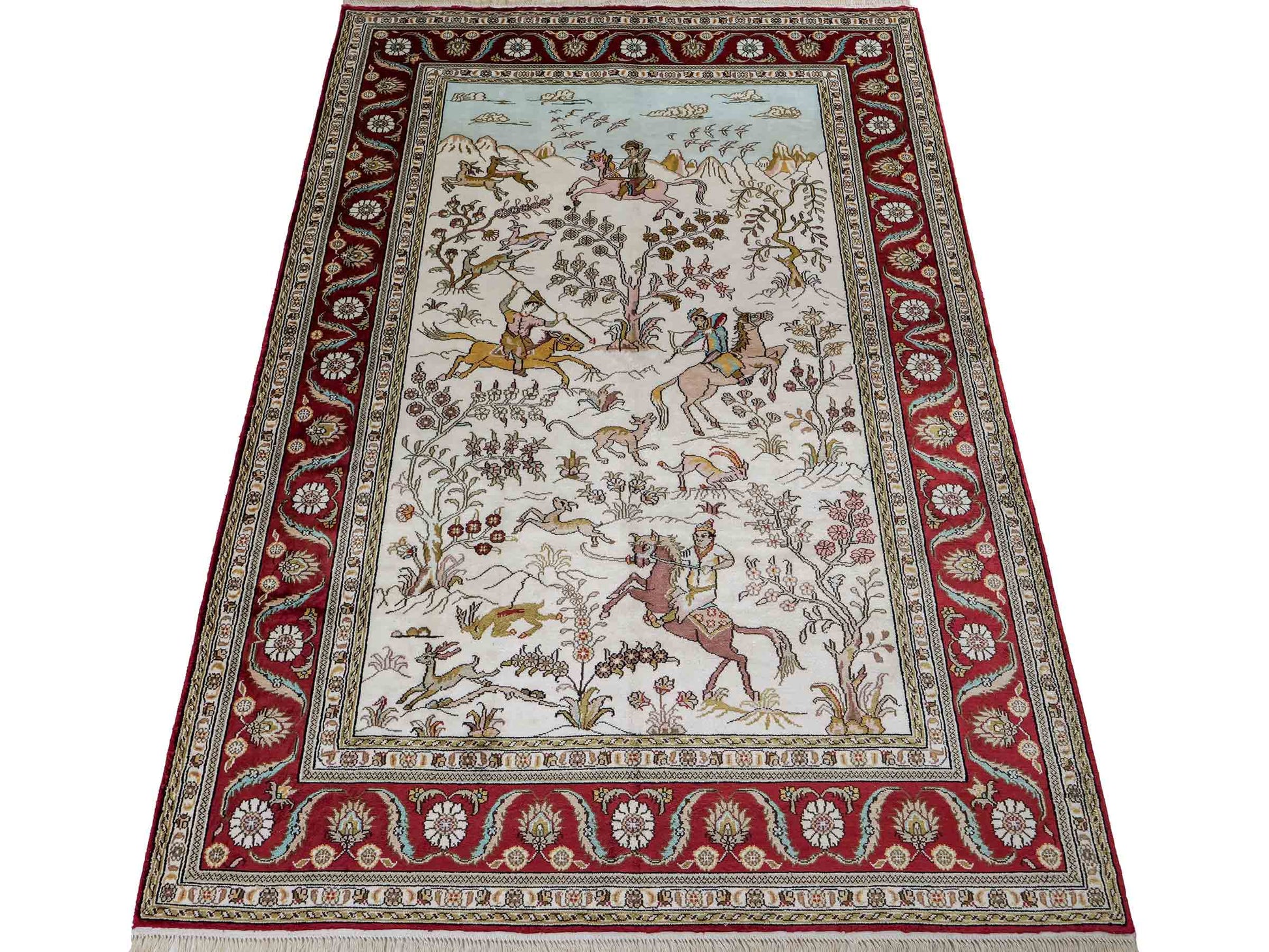 Feiner, handgeknüpfter Art Ghom aus Kunstseide. Ursprung China. Größe: 185 x 123 cm. Hauptfarben: Weiß, Creme, Rot. Vertrieb durch JUPITER Intl.