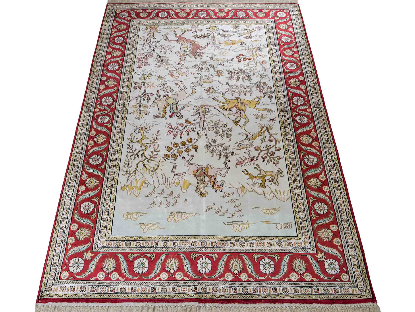 Feiner, handgeknüpfter Art Ghom aus Kunstseide. Ursprung China. Größe: 185 x 123 cm. Hauptfarben: Weiß, Creme, Rot. Vertrieb durch JUPITER Intl.