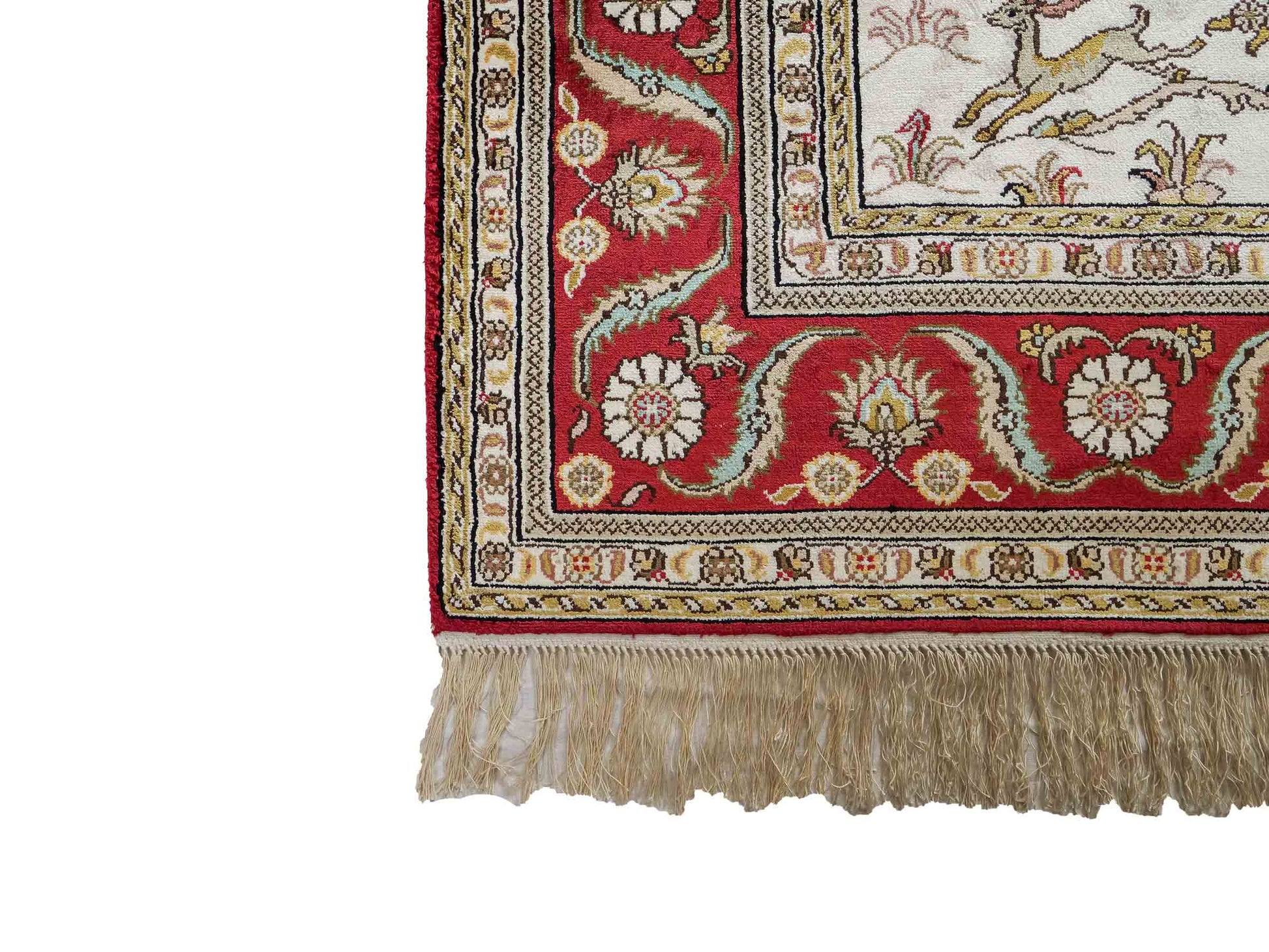 Feiner, handgeknüpfter Art Ghom aus Kunstseide. Ursprung China. Größe: 185 x 123 cm. Hauptfarben: Weiß, Creme, Rot. Vertrieb durch JUPITER Intl.