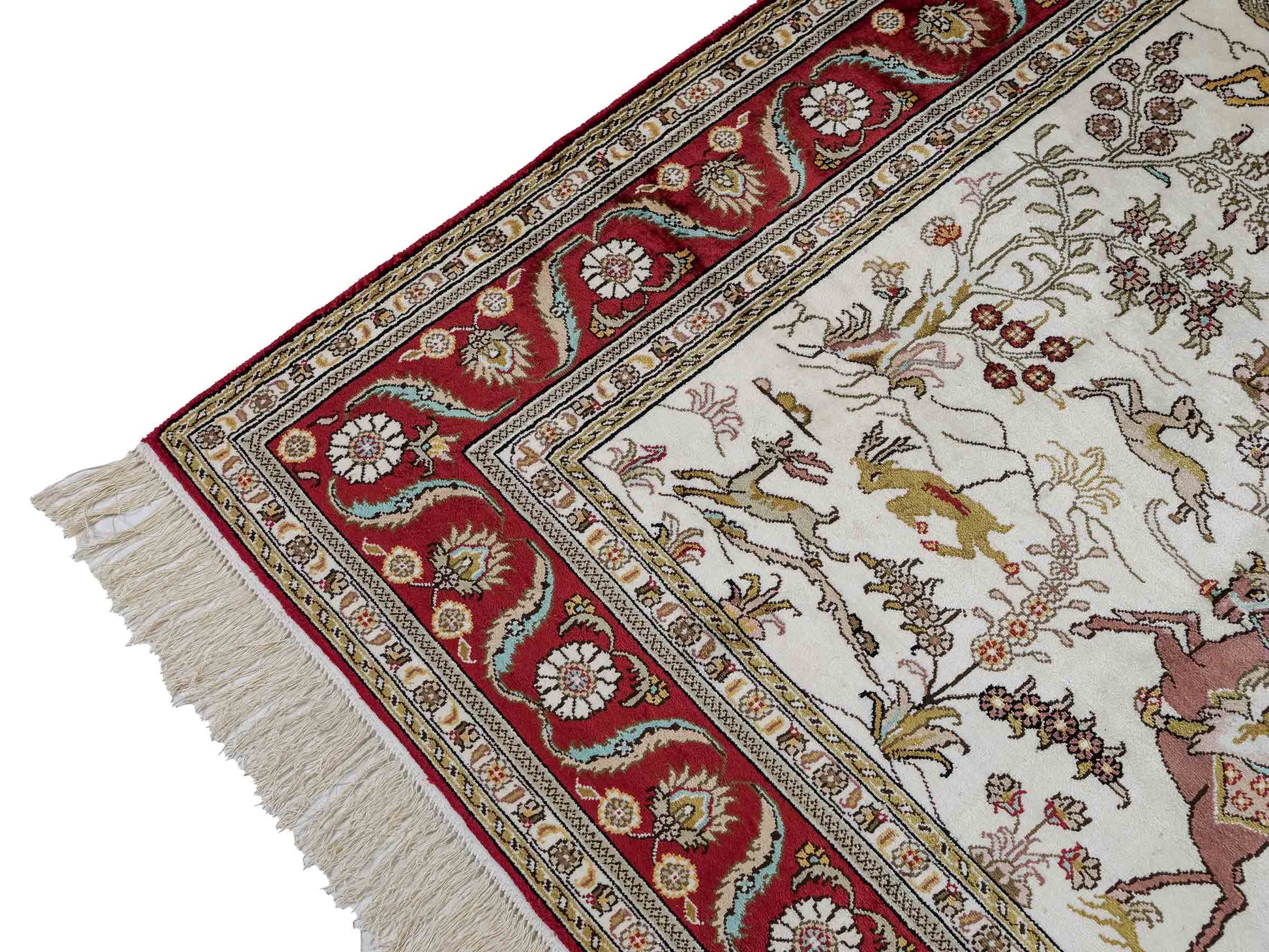Feiner, handgeknüpfter Art Ghom aus Kunstseide. Ursprung China. Größe: 185 x 123 cm. Hauptfarben: Weiß, Creme, Rot. Vertrieb durch JUPITER Intl.