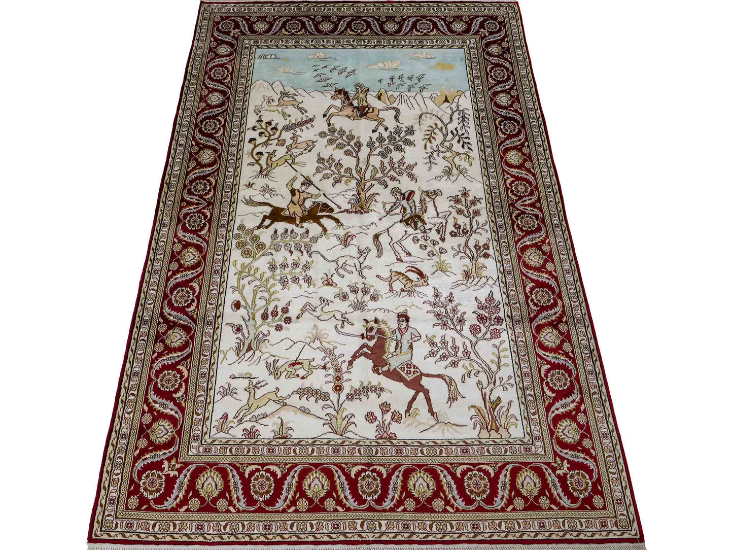Feiner, handgeknüpfter Art Ghom aus Kunstseide. Ursprung China. Größe: 185 x 124 cm. Hauptfarben: Weiß, Creme, Rot. Vertrieb durch JUPITER Intl.