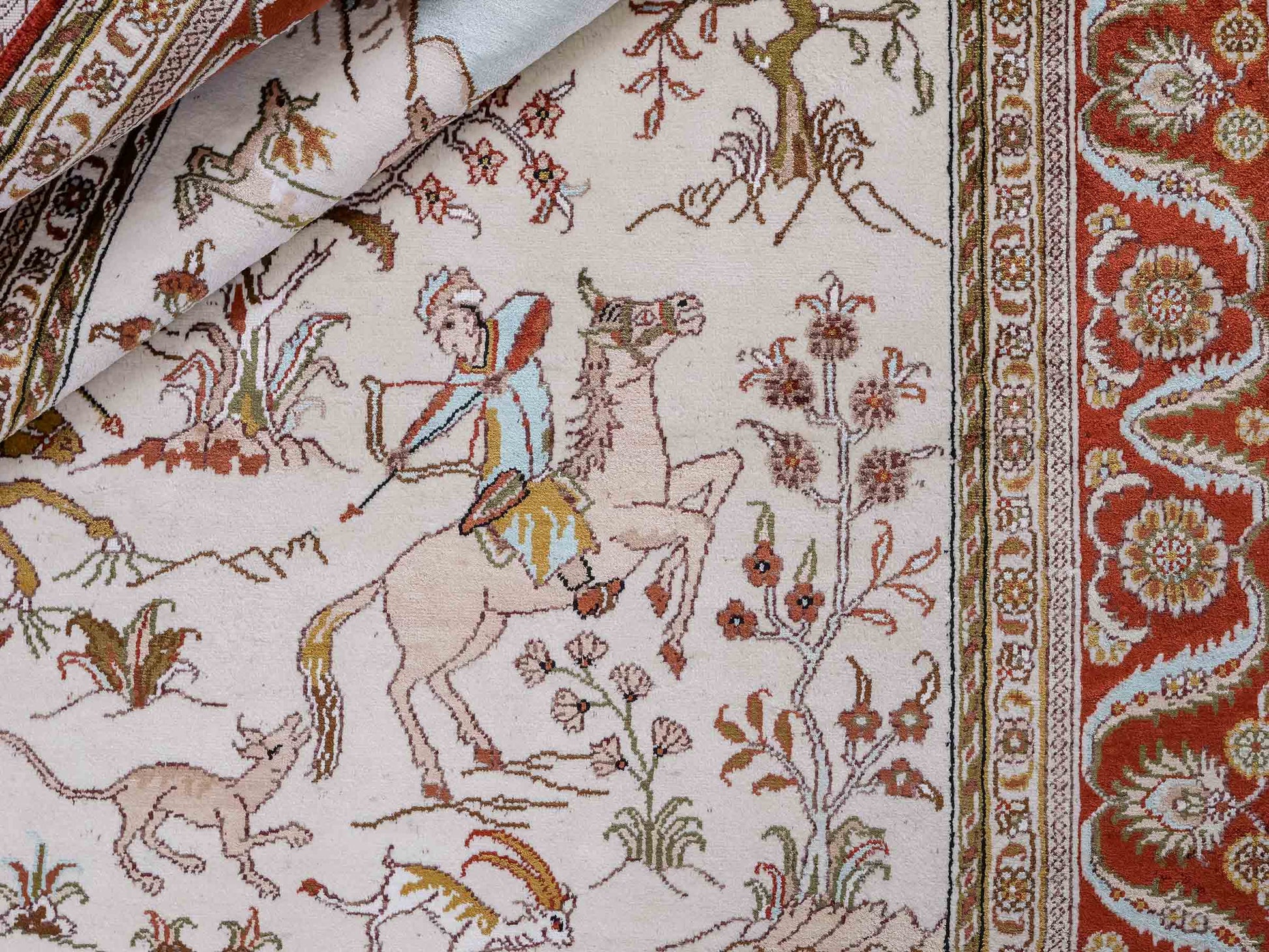 Feiner, handgeknüpfter Art Ghom aus Kunstseide. Ursprung China. Größe: 191 x 126 cm. Hauptfarben: Weiß, Creme, Rot. Vertrieb durch JUPITER Intl.