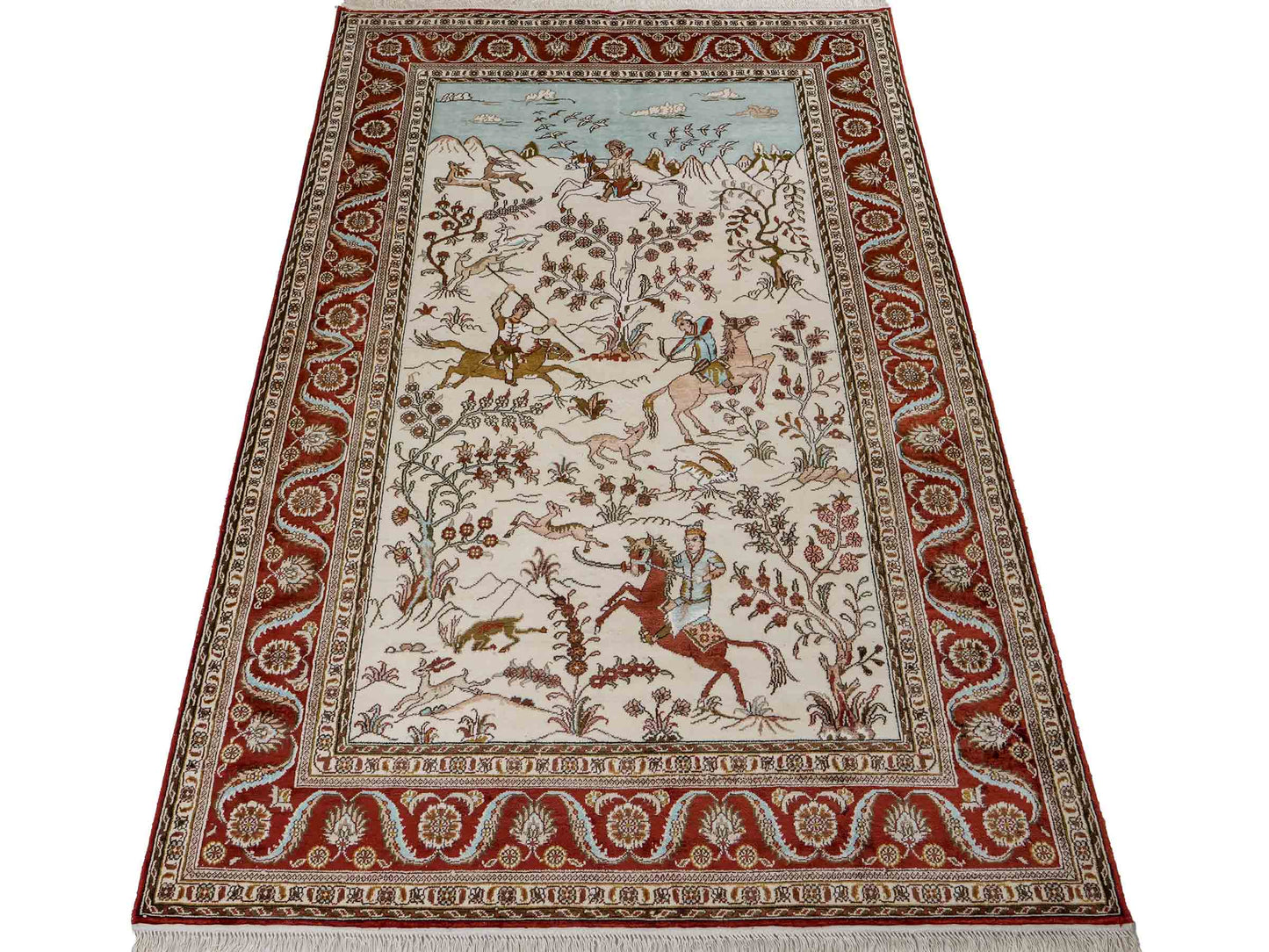 Feiner, handgeknüpfter Art Ghom aus Kunstseide. Ursprung China. Größe: 191 x 126 cm. Hauptfarben: Weiß, Creme, Rot. Vertrieb durch JUPITER Intl.